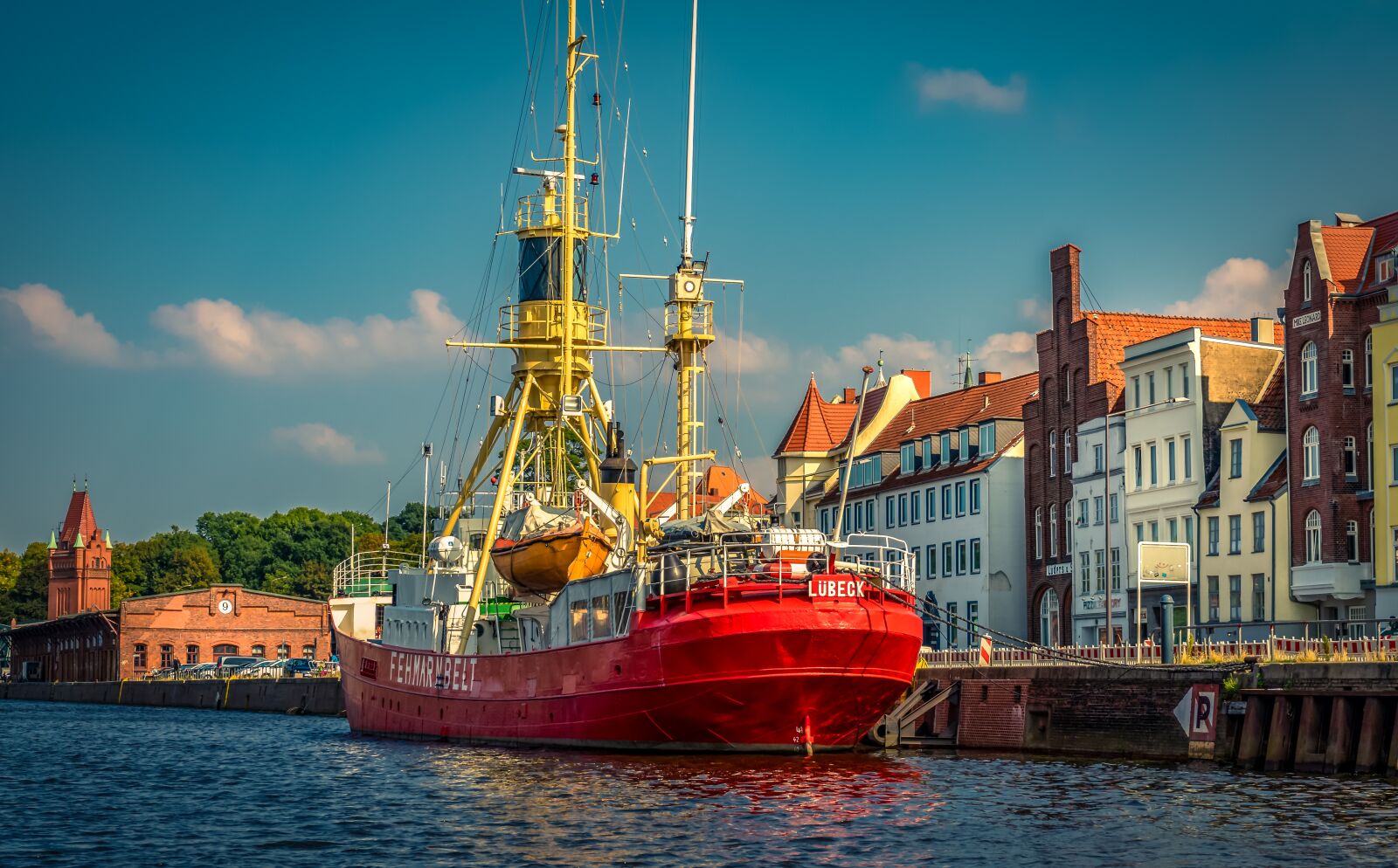 Sony a7 II + Sony FE 28-70mm F3.5-5.6 OSS sample photo. Ship, shipping, beacon ship photography