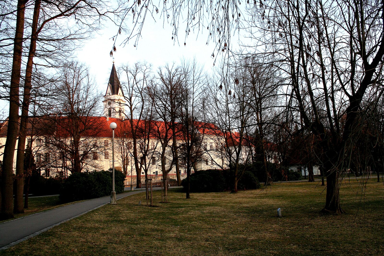 Canon EOS 350D (EOS Digital Rebel XT / EOS Kiss Digital N) sample photo. Třeboň, castle, park photography