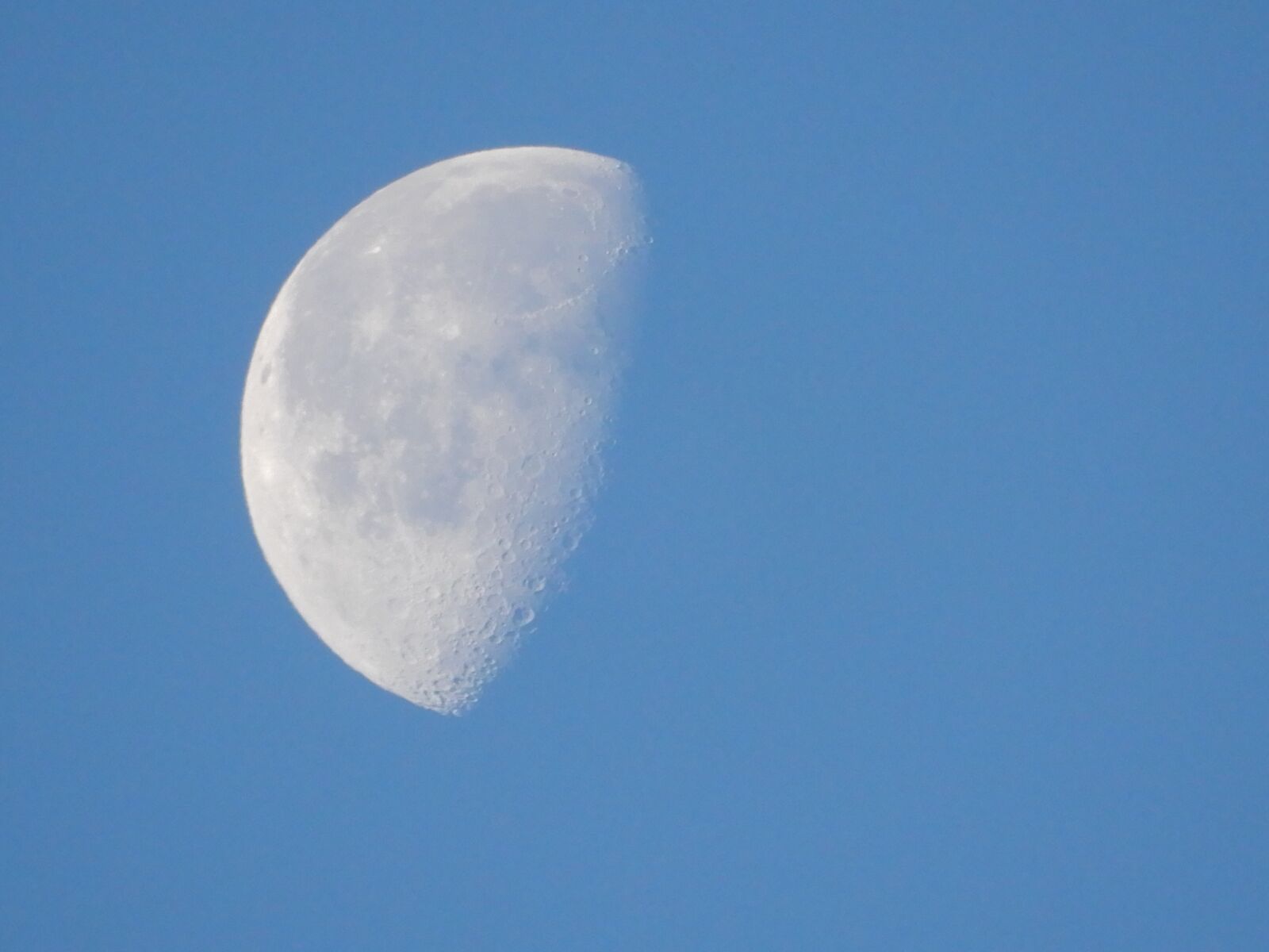Nikon Coolpix A900 sample photo. Crescent, slimming, sky photography