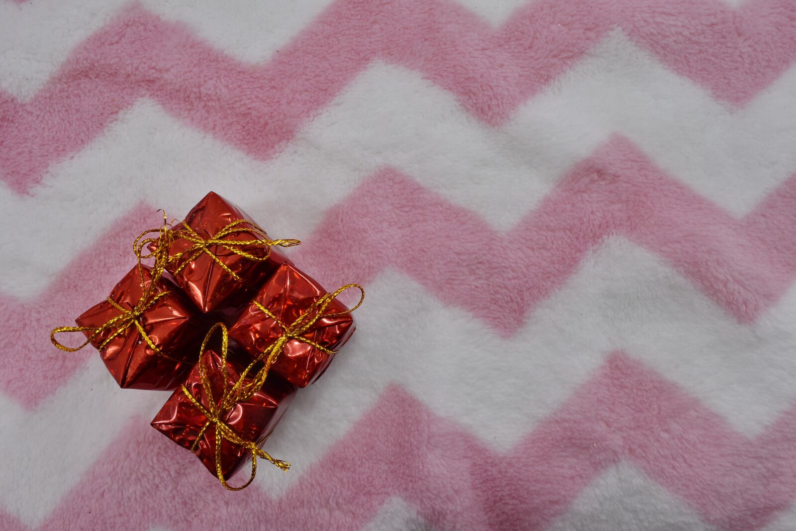 Nikon D5500 sample photo. Box, gifts, miniature, pinkish photography