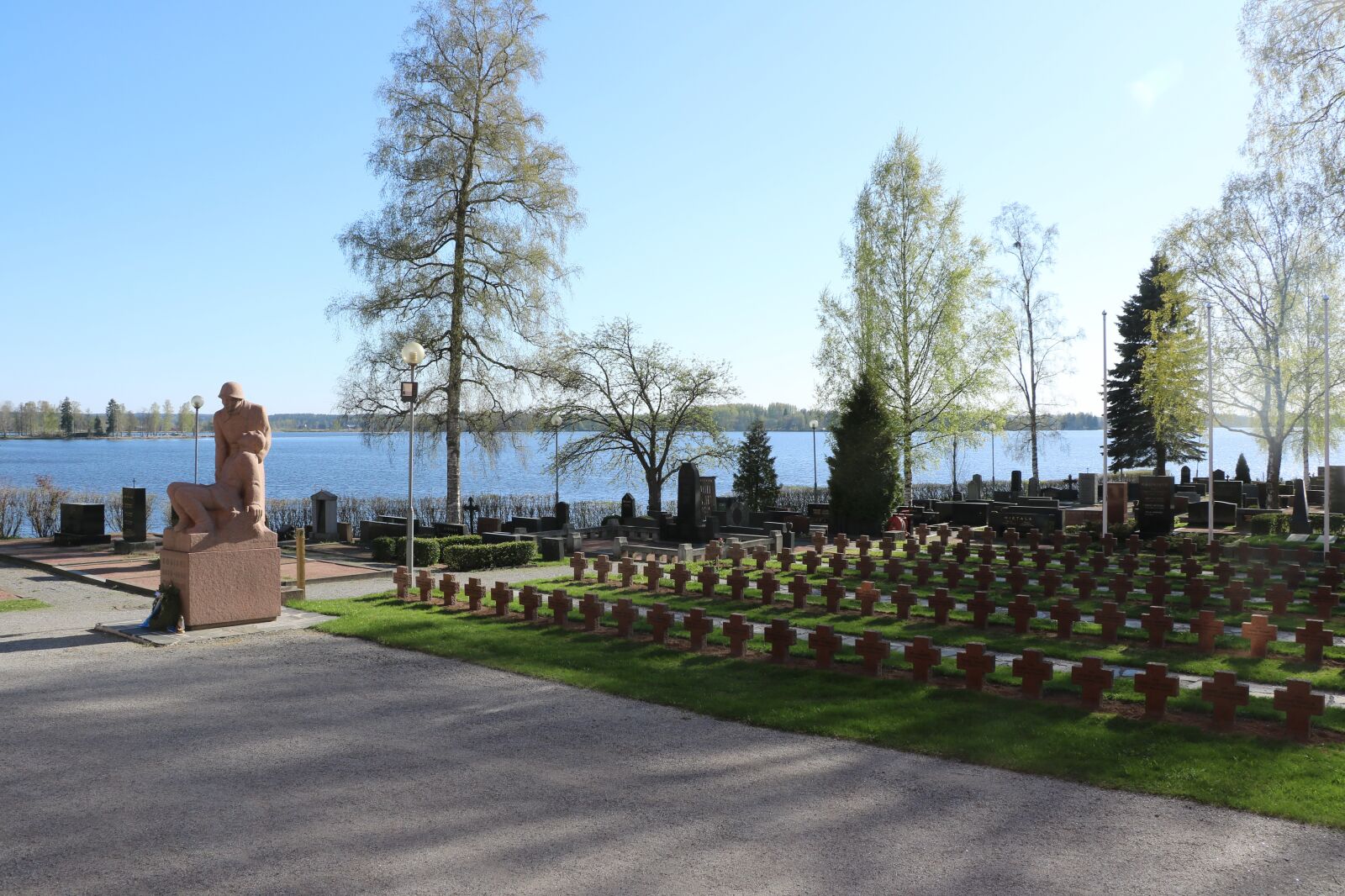 Canon EOS 750D (EOS Rebel T6i / EOS Kiss X8i) sample photo. Cemetery, hero graves, headstones photography