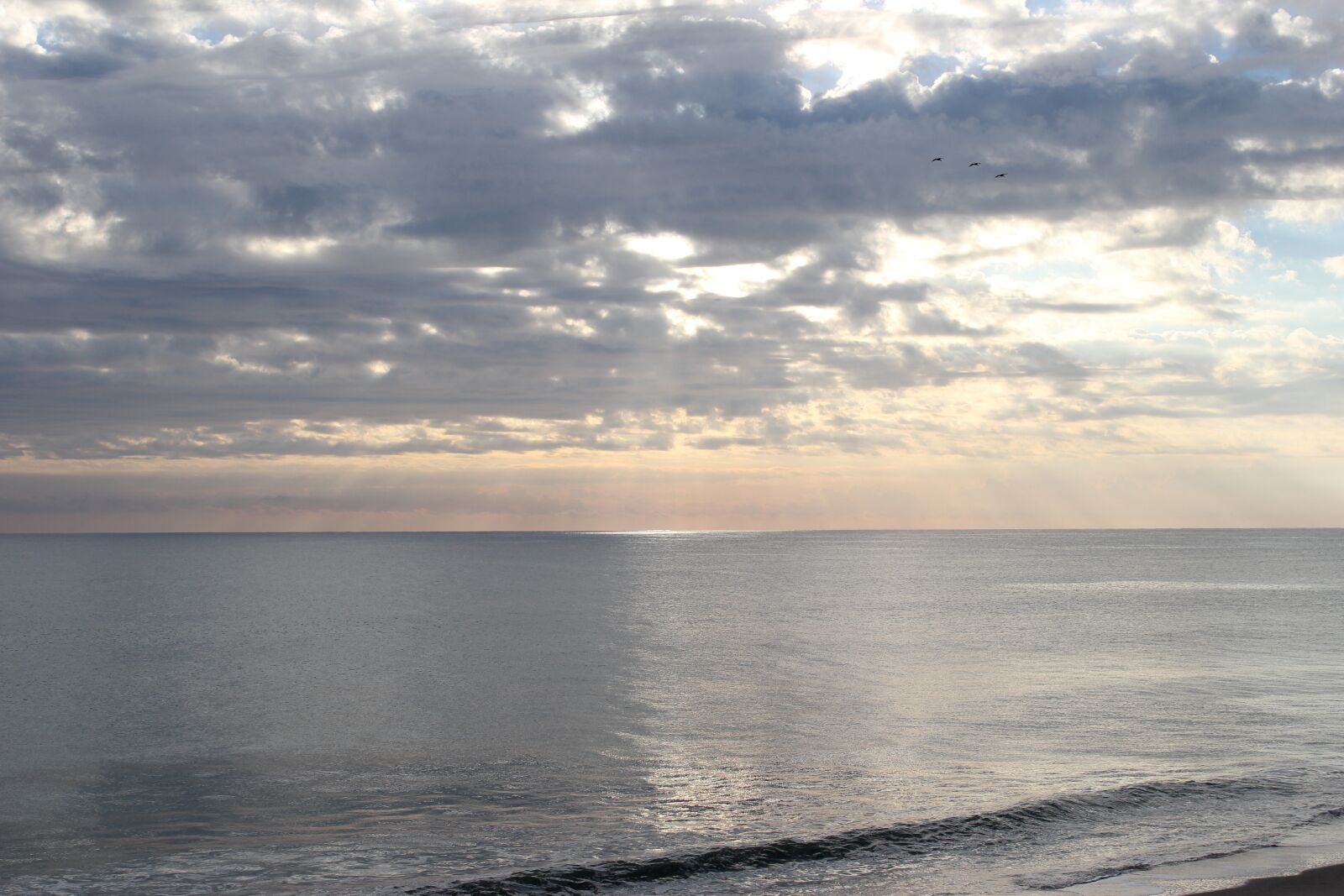 Canon EOS 550D (EOS Rebel T2i / EOS Kiss X4) sample photo. Beach, sunrise, clouds photography