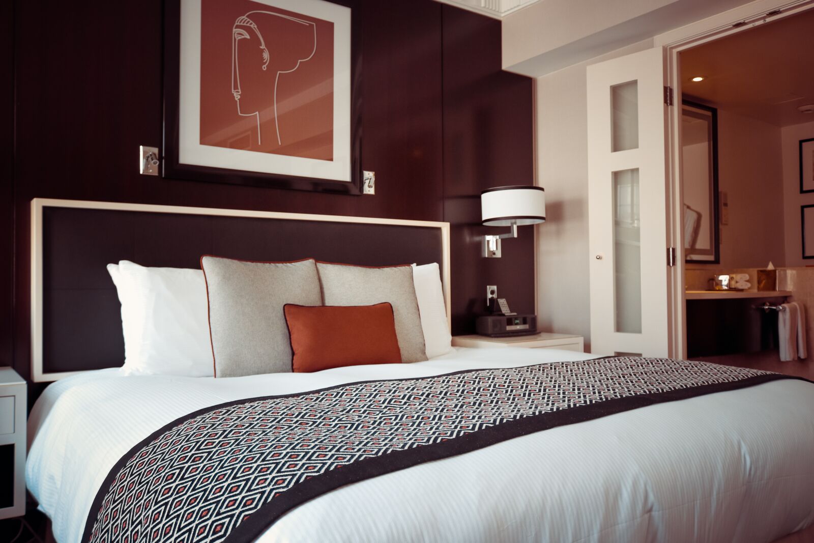 Canon EOS 750D (EOS Rebel T6i / EOS Kiss X8i) sample photo. Hotel room, bed, pillows photography