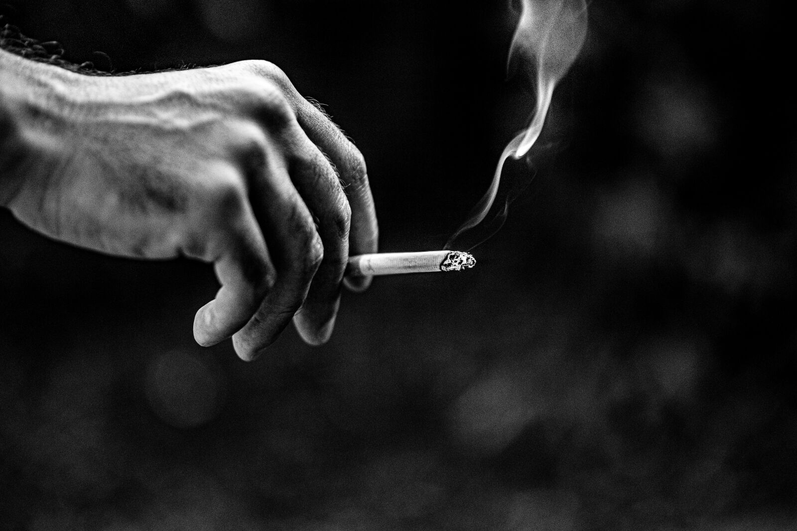 Nikon Z6 sample photo. Smoking, cigarette, hand photography