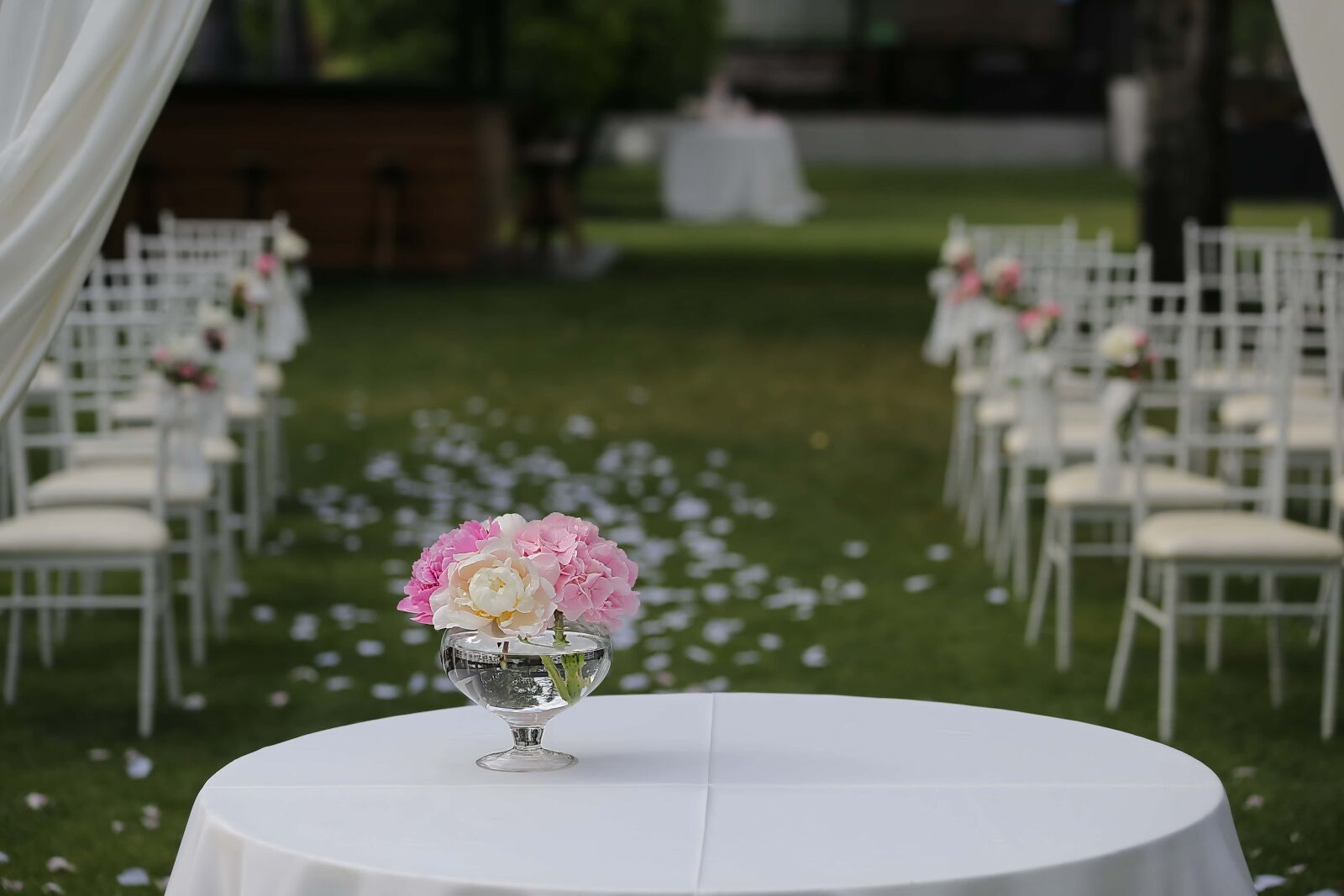 Canon EOS 6D + Canon EF 70-200mm F2.8L IS II USM sample photo. Wedding venue, vase, flower photography