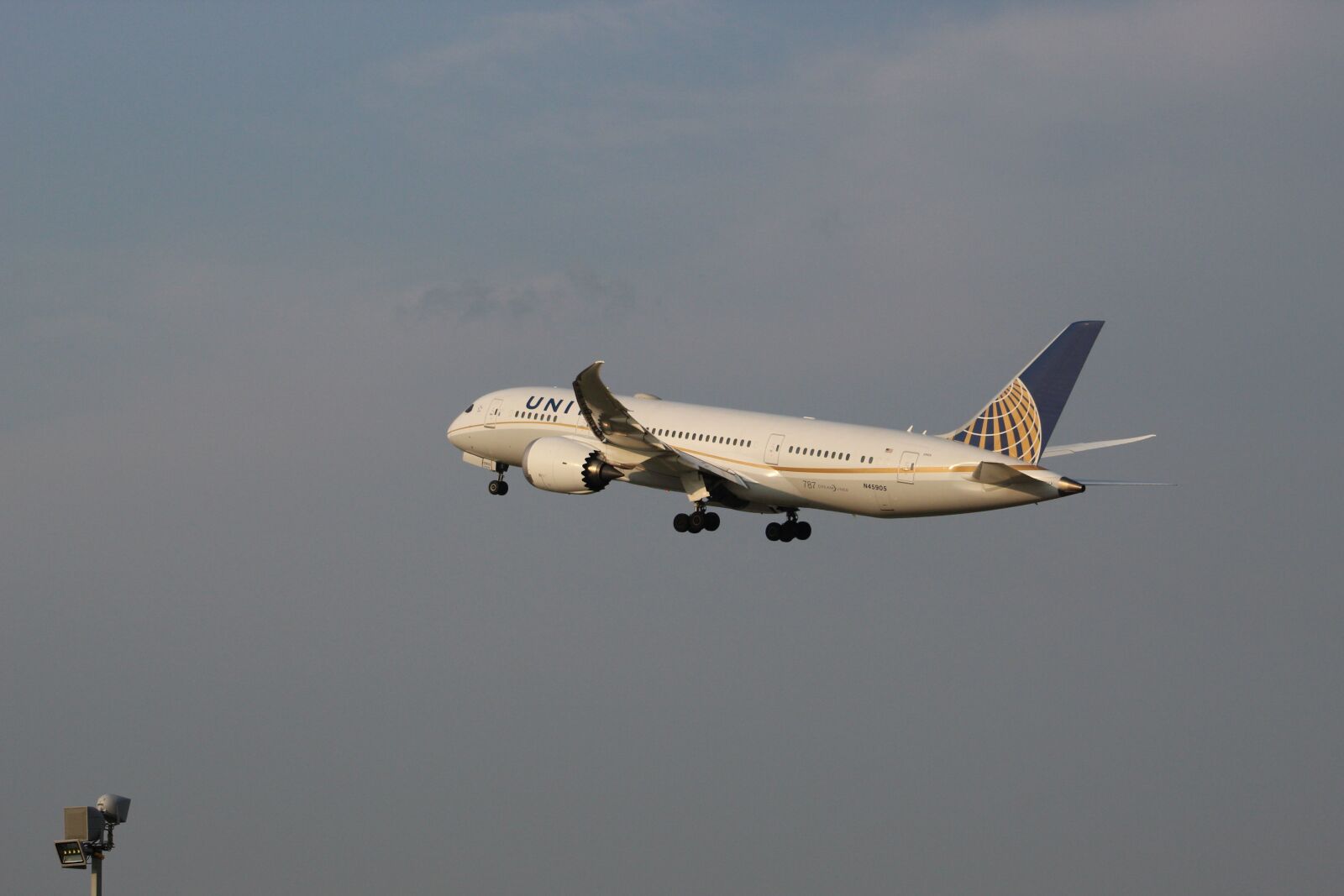 Canon EOS 1300D (EOS Rebel T6 / EOS Kiss X80) sample photo. Airport, 787, boeing photography