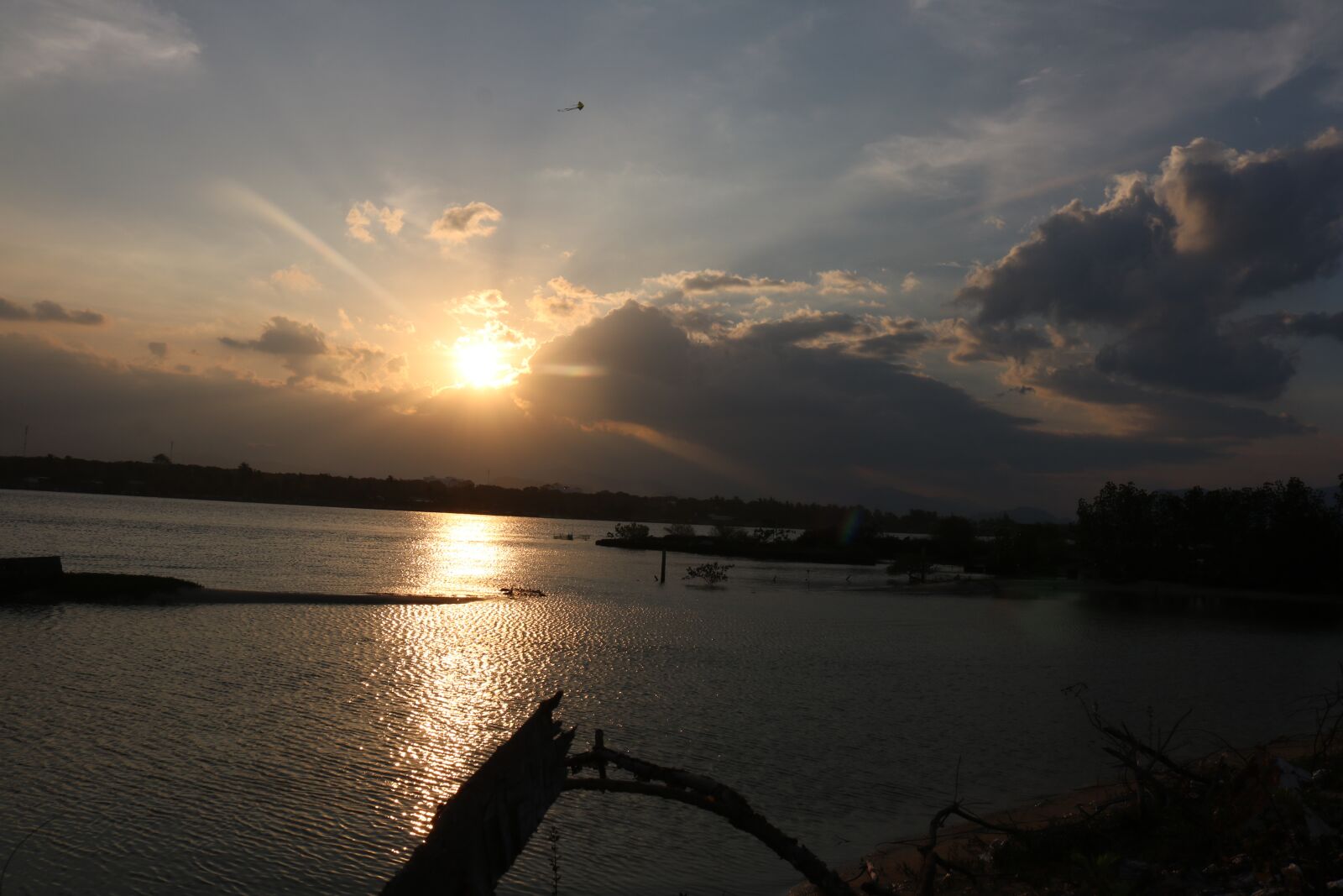 Canon EOS 750D (EOS Rebel T6i / EOS Kiss X8i) sample photo. Sunset, light, sunset water photography