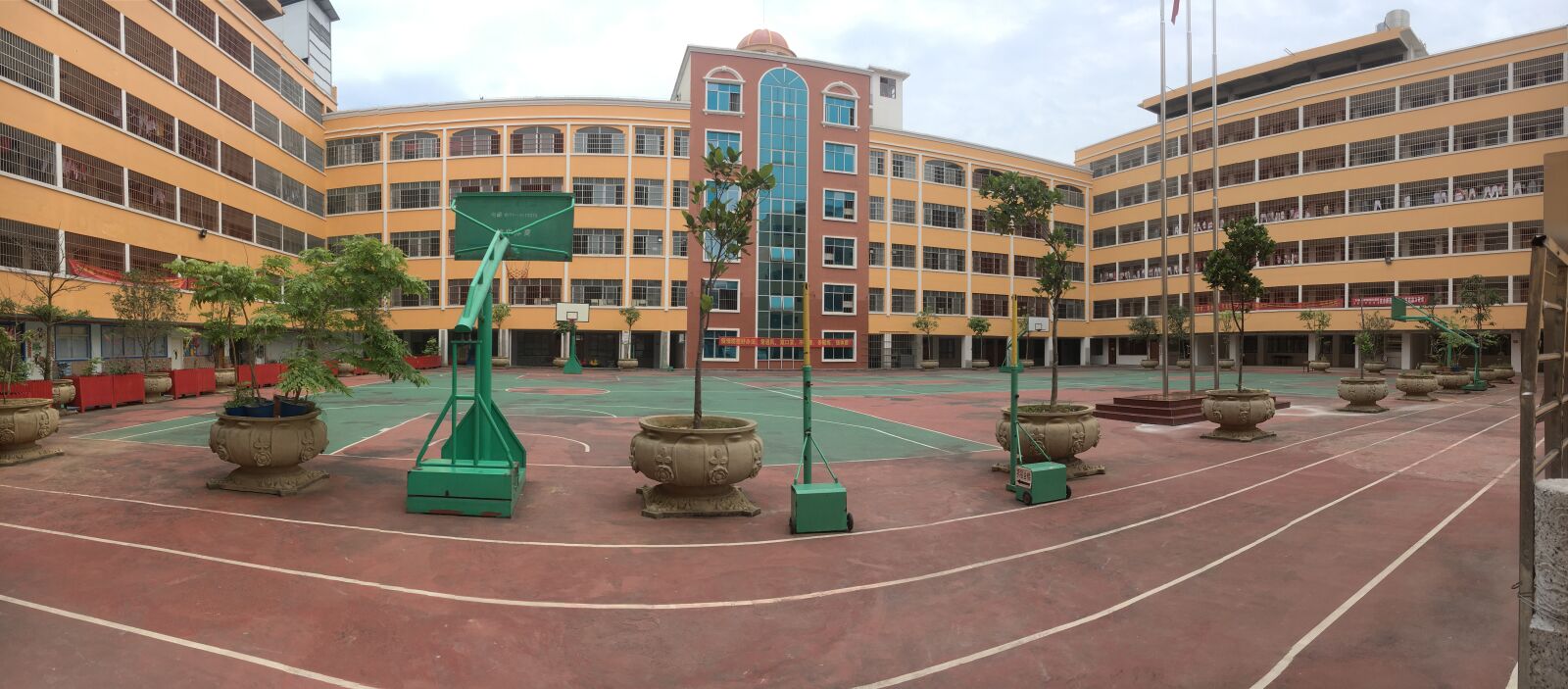 Apple iPhone 6s Plus + iPhone 6s Plus back camera 4.15mm f/2.2 sample photo. School, yellow, student photography