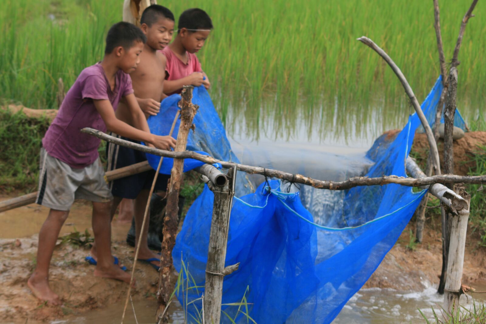 Canon EOS 400D (EOS Digital Rebel XTi / EOS Kiss Digital X) sample photo. Fishing, villages, ethnic groups photography
