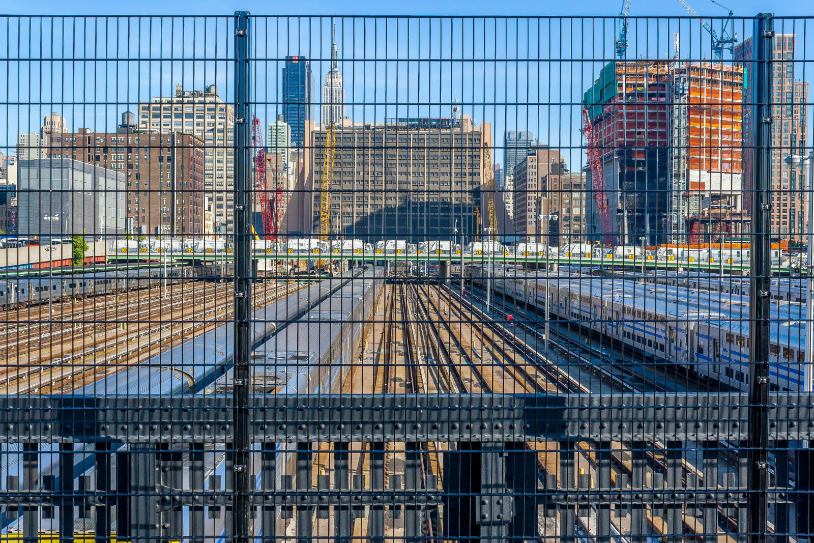 Canon EOS 1000D (EOS Digital Rebel XS / EOS Kiss F) sample photo. Architecture, cityscape, fence, nyc photography