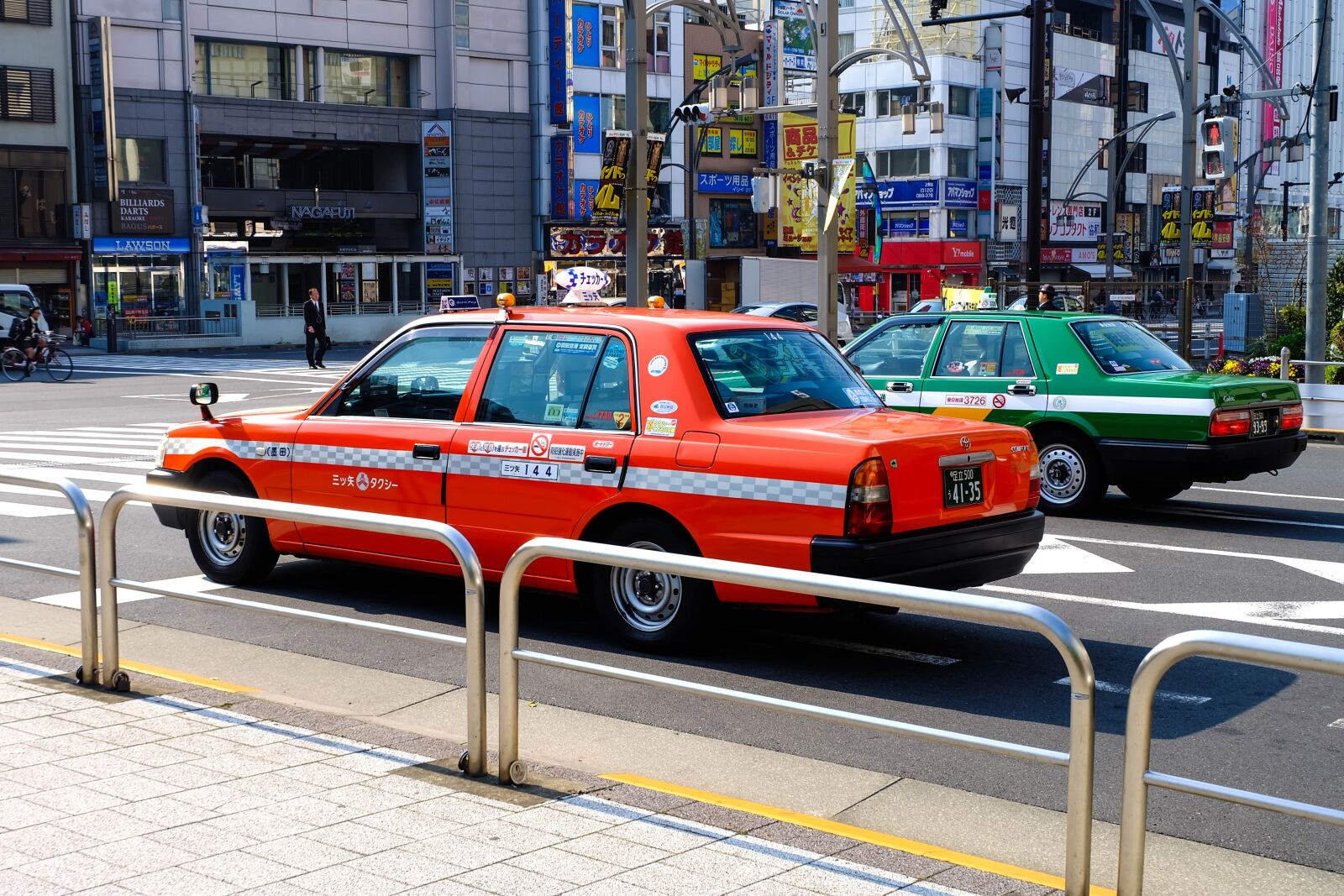 Fujifilm X-A1 sample photo. City, car, taxi photography