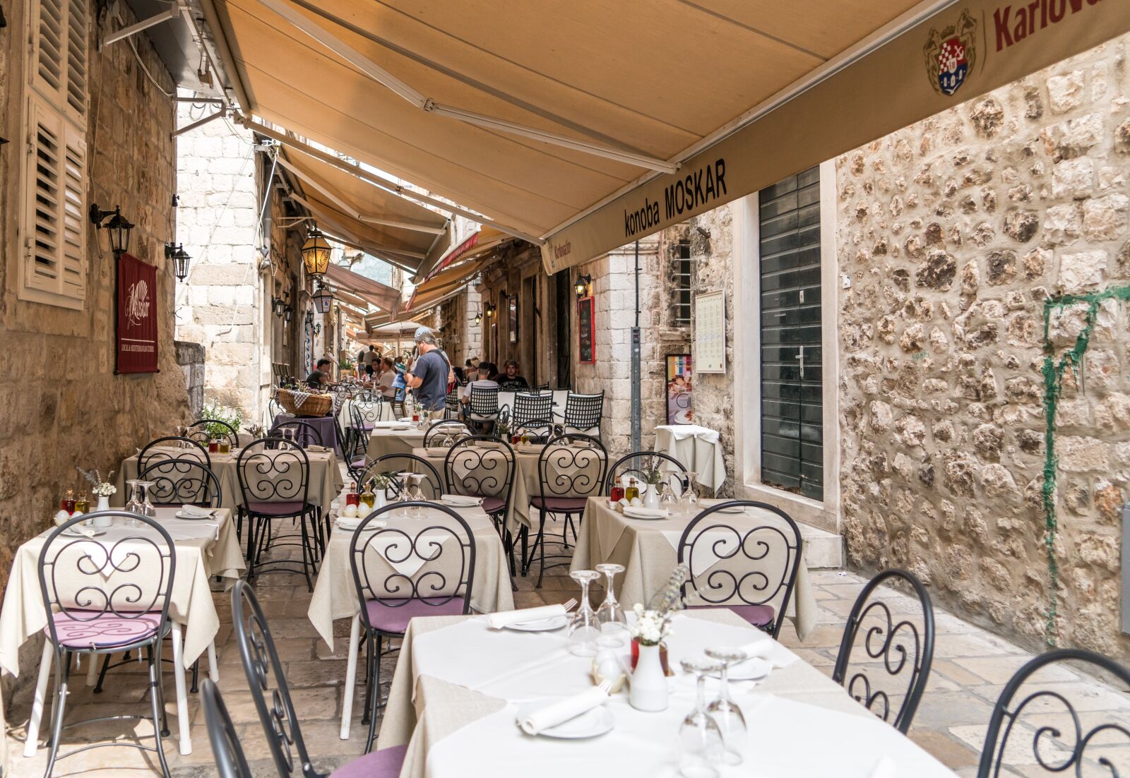 Sony a7R II + Sony FE 24-240mm F3.5-6.3 OSS sample photo. Croatia, dubrovnik, restaurant photography