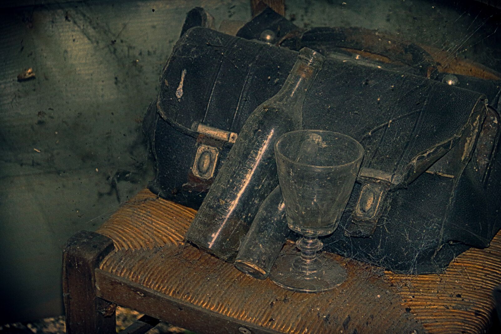 Canon EOS 70D + Canon EF-S 18-200mm F3.5-5.6 IS sample photo. Urbex, satchel-in-leather, glassware photography