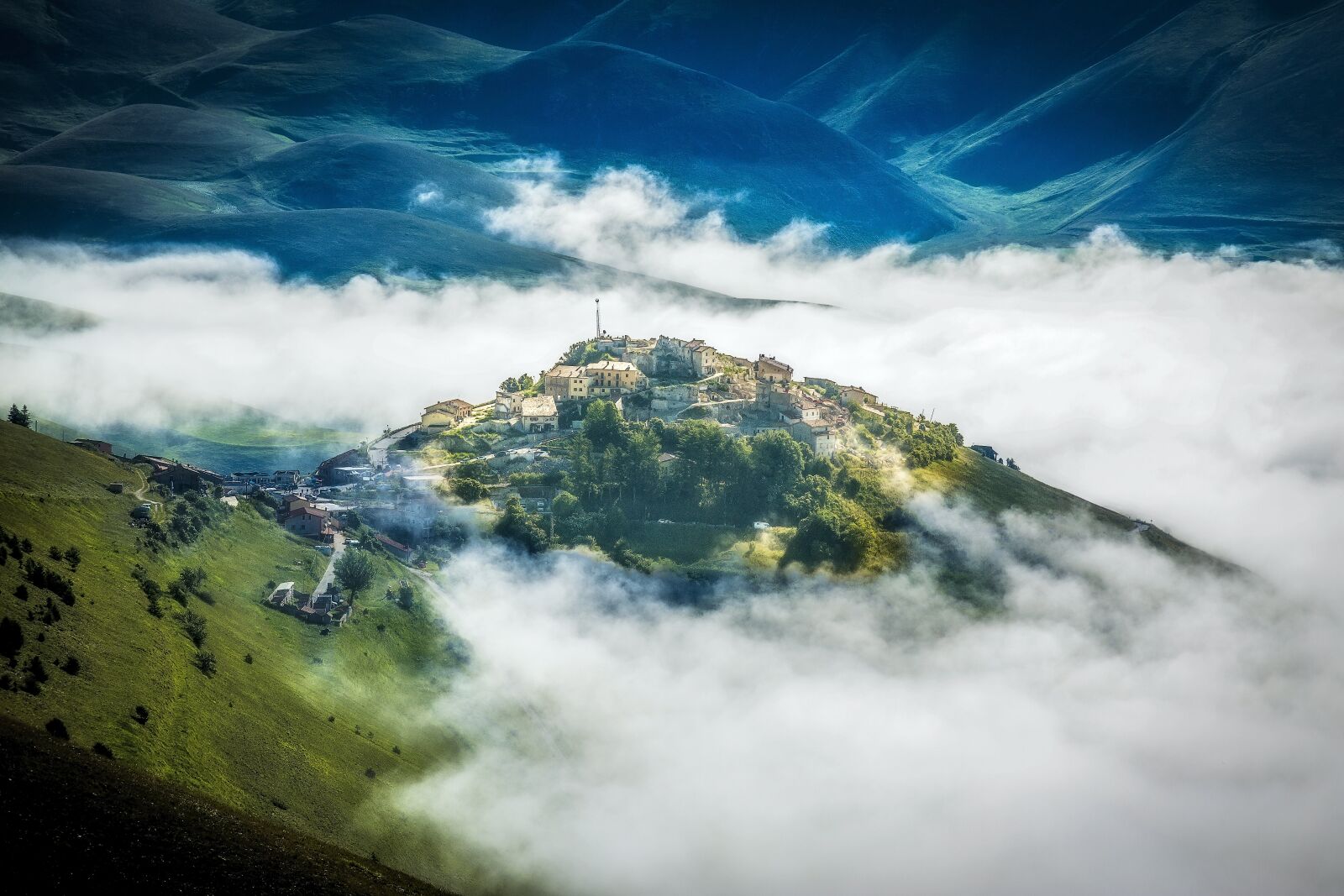 Canon EF 24-105mm F4L IS USM sample photo. Castelluccio, norcia, mountain photography