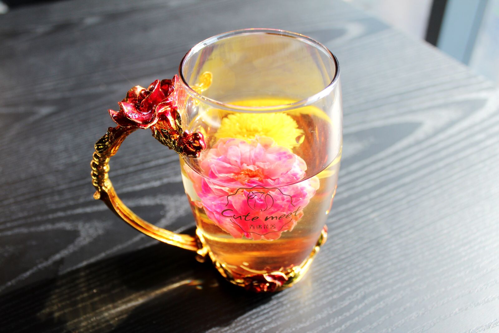 Canon EOS 600D (Rebel EOS T3i / EOS Kiss X5) sample photo. Tea rose corolla, chrysanthemum photography