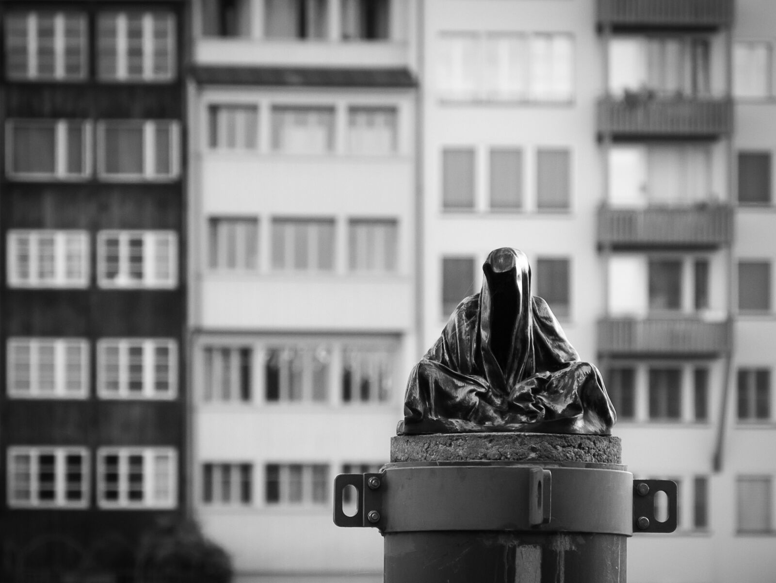 Panasonic DMC-G81 sample photo. Death, city, black and photography