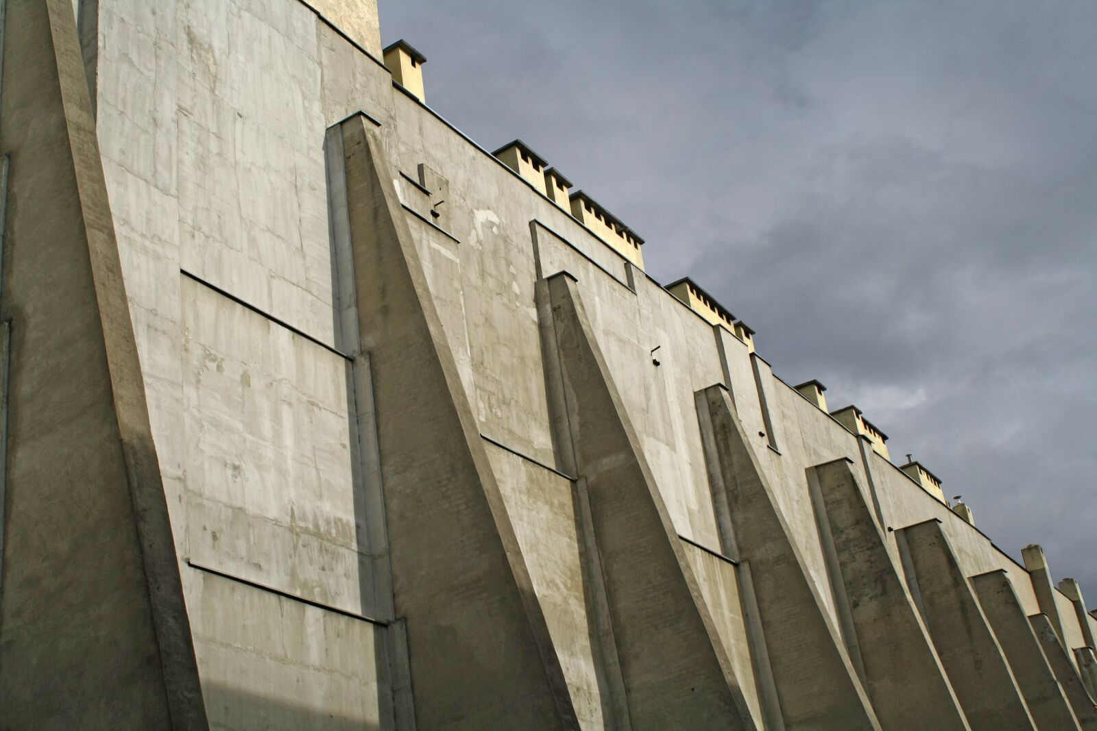 Canon EOS 1000D (EOS Digital Rebel XS / EOS Kiss F) sample photo. Wall, lake dusia, building photography