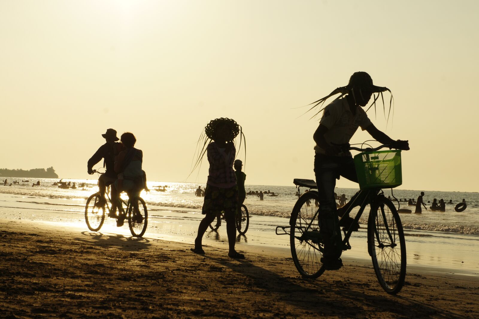 Sony Alpha NEX-5 + Sony E 18-55mm F3.5-5.6 OSS sample photo. Beach, scene, backlighting photography