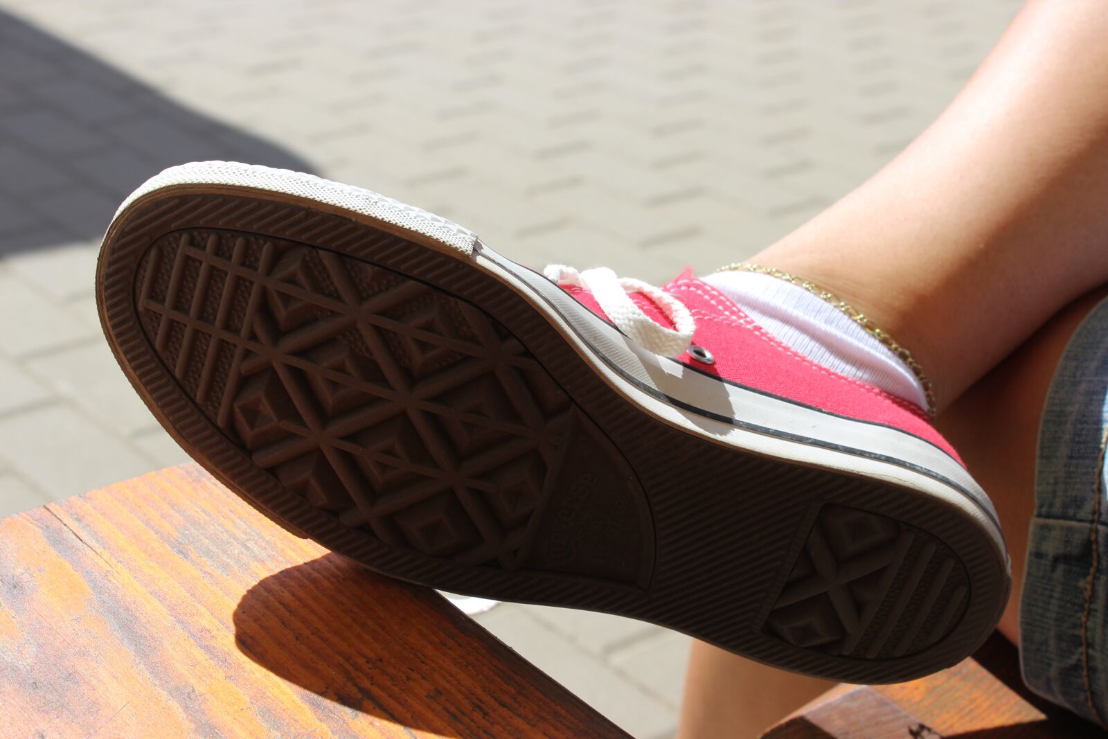Canon EOS 600D (Rebel EOS T3i / EOS Kiss X5) sample photo. Converse, outdoors, sneakers photography