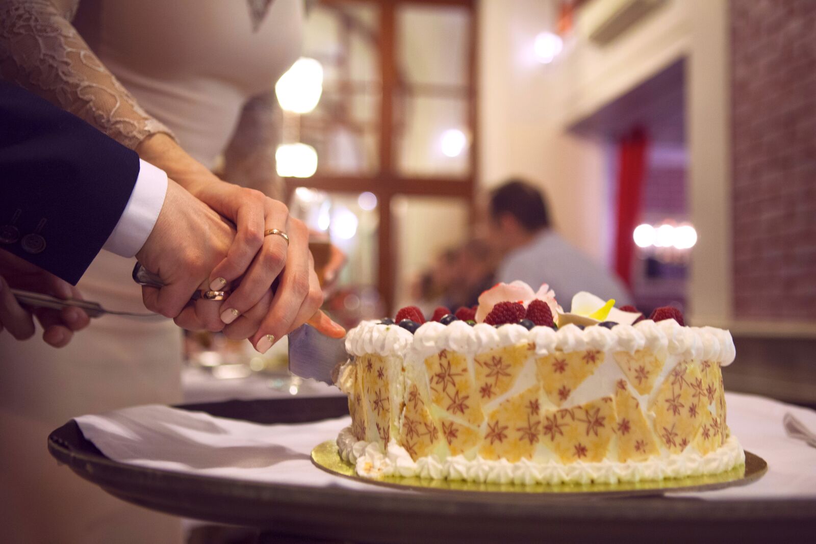 Canon EOS 5D Mark II sample photo. Cake, wedding cake, wedding photography