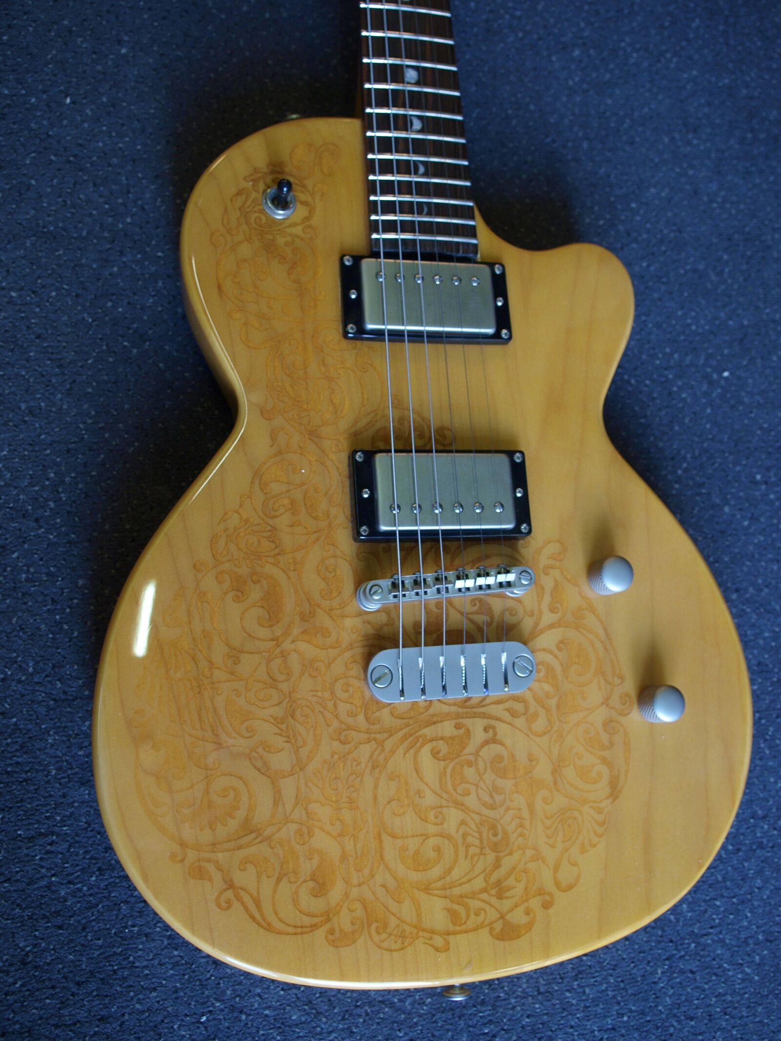 Olympus E-520 (EVOLT E-520) sample photo. Guitar, luna sol henna photography