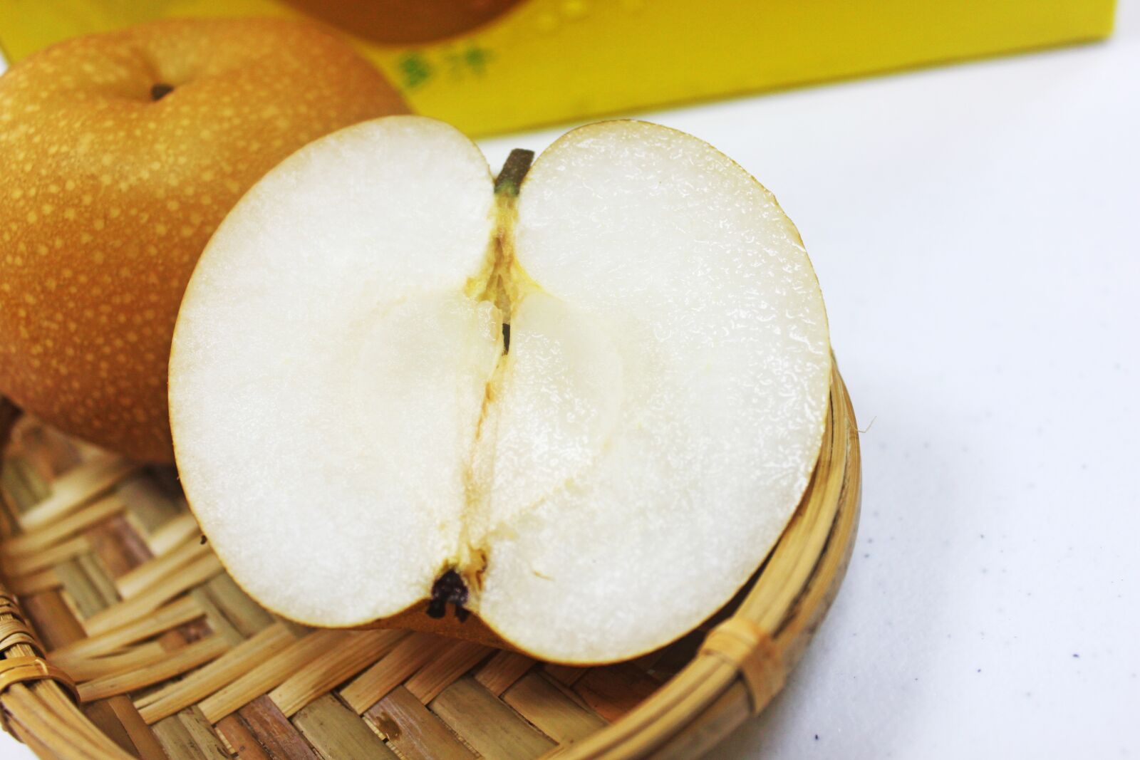 Canon EOS 500D (EOS Rebel T1i / EOS Kiss X3) sample photo. Hsbc pear, fruit, pear photography