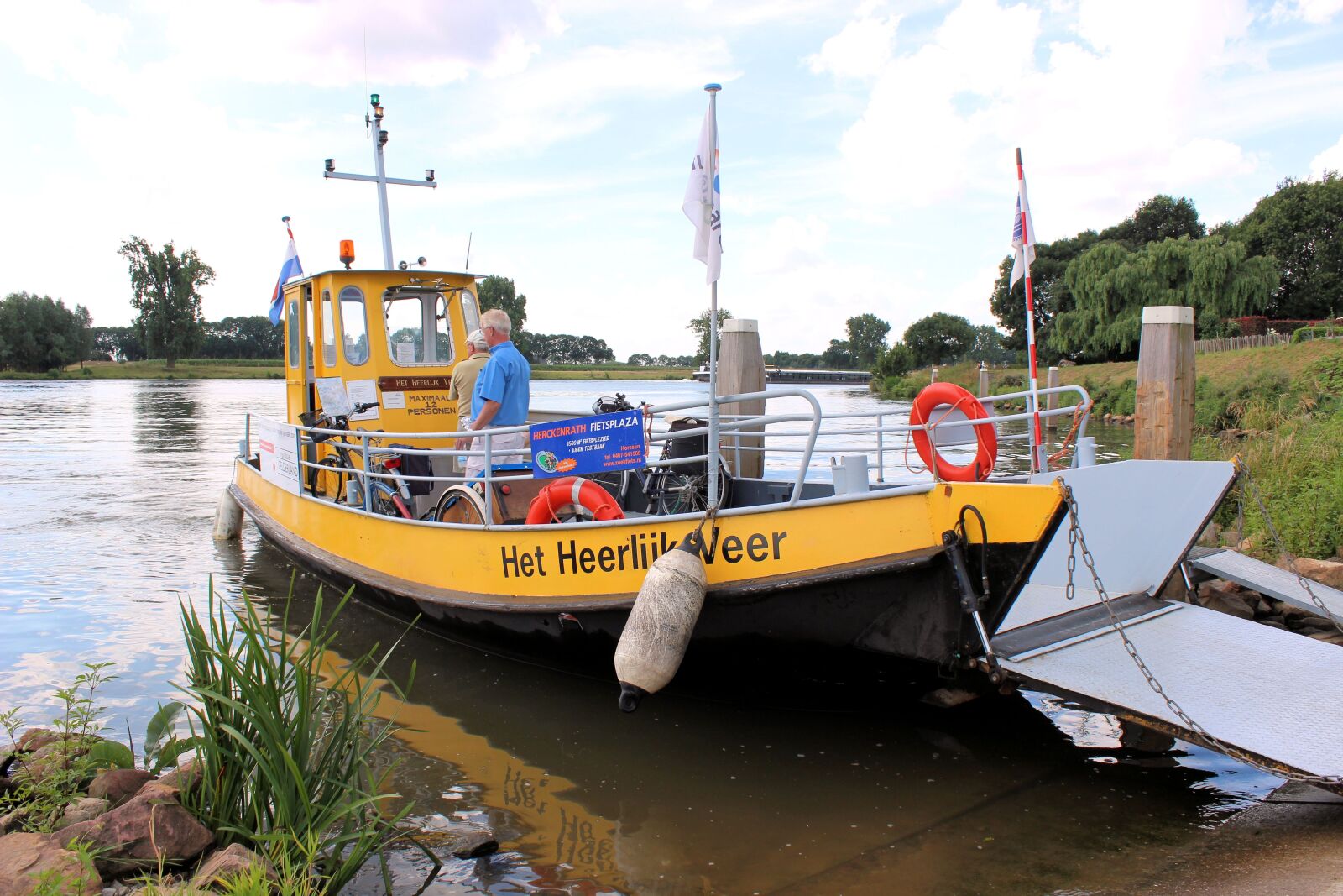 Canon EOS 600D (Rebel EOS T3i / EOS Kiss X5) sample photo. Ferry, boat, yellow photography