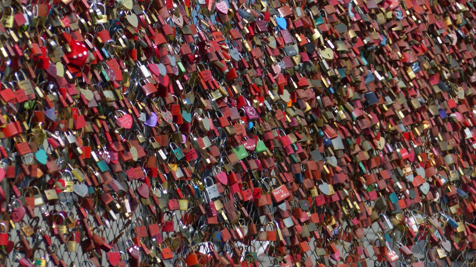 Panasonic Lumix DMC-FZ200 sample photo. Love locks, castle, love photography