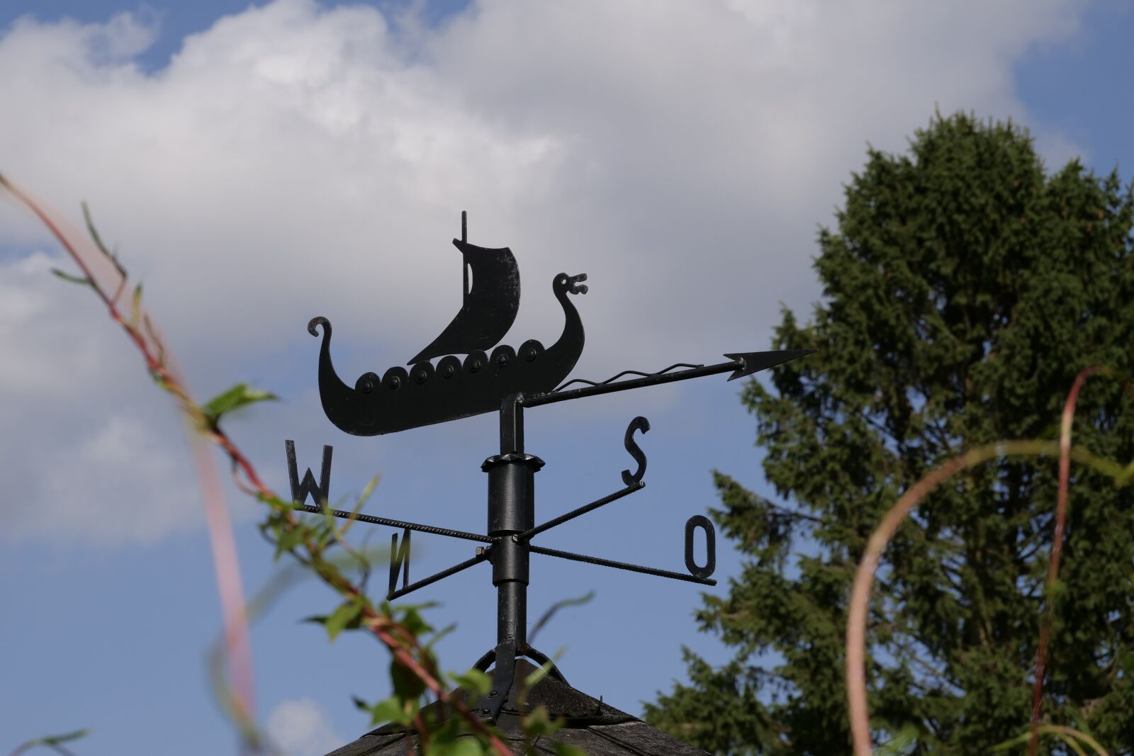 Panasonic Lumix DC-G9 sample photo. Weathervane, artwork, metal art photography