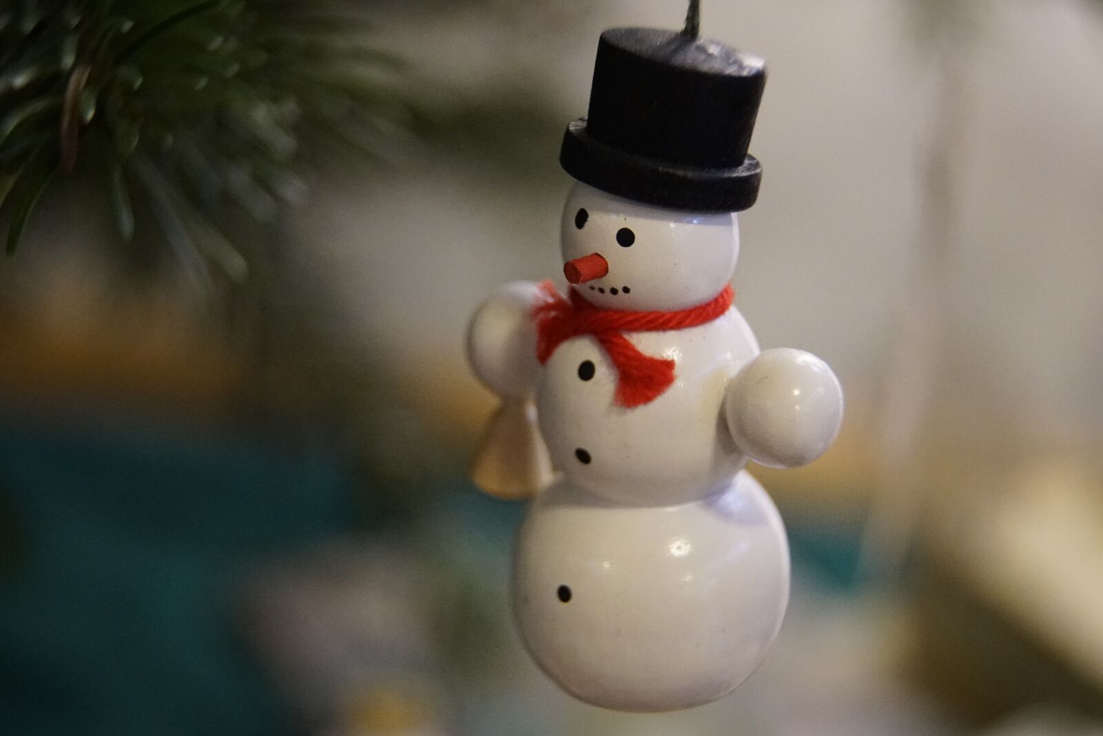Sony a7R II + Sony E PZ 18-105mm F4 G OSS sample photo. Snowman, erzgebirge, christmas photography