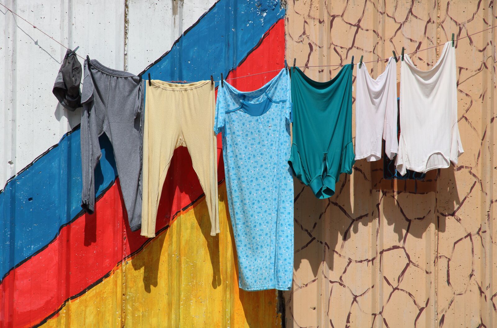 Canon EOS 750D (EOS Rebel T6i / EOS Kiss X8i) sample photo. Morocco, safi, laundry photography