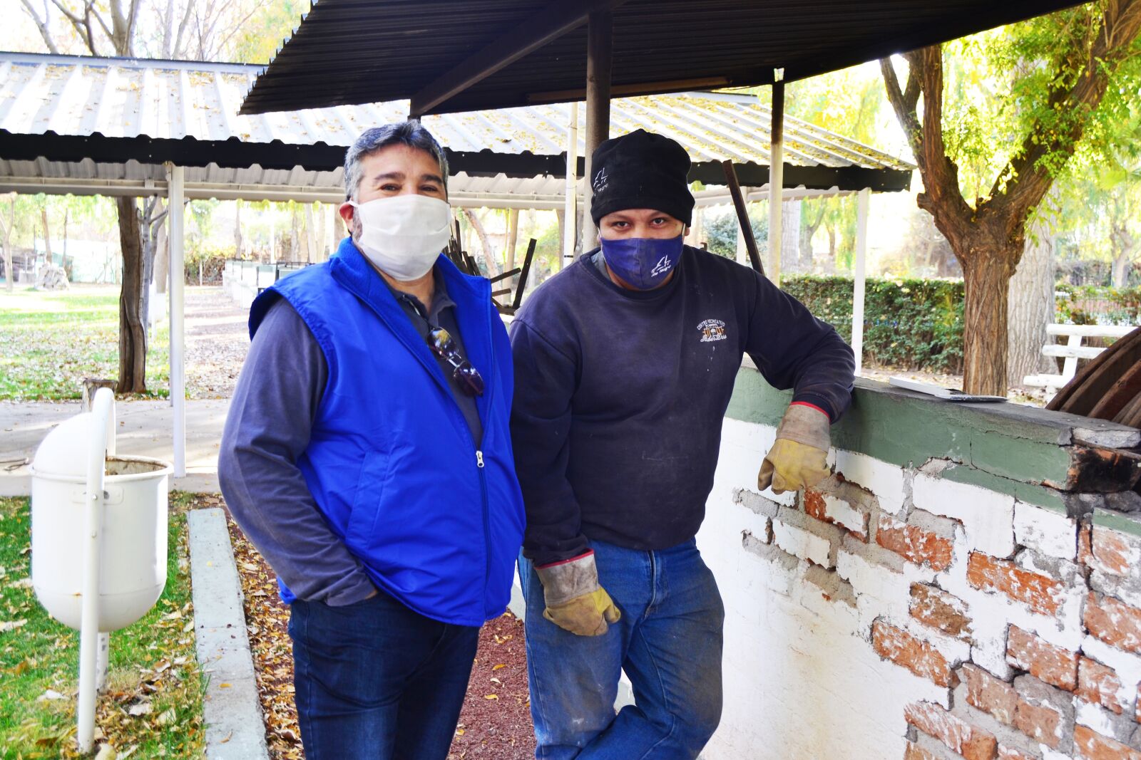 Nikon D3100 sample photo. Amigos, covid, obra photography