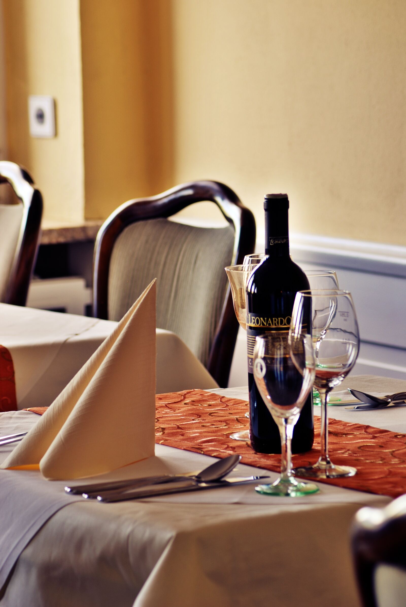 Nikon D80 sample photo. Wine, chair, restaurant photography