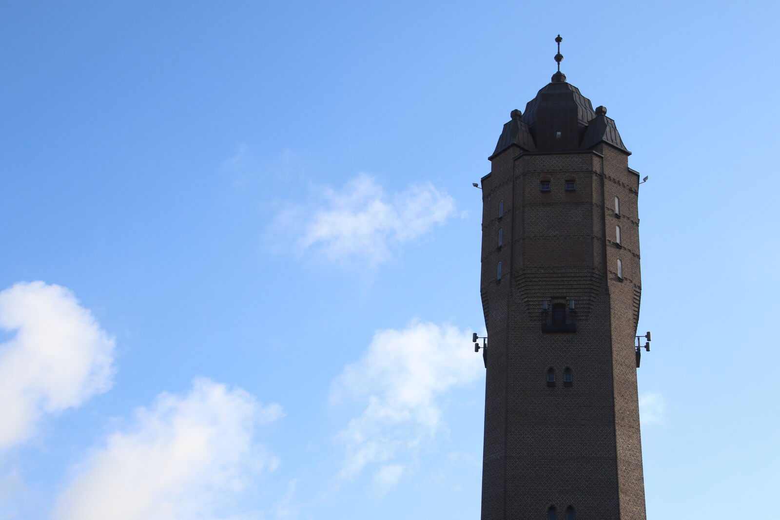 Canon EOS 7D Mark II sample photo. Blue, sky, bricks, climb photography