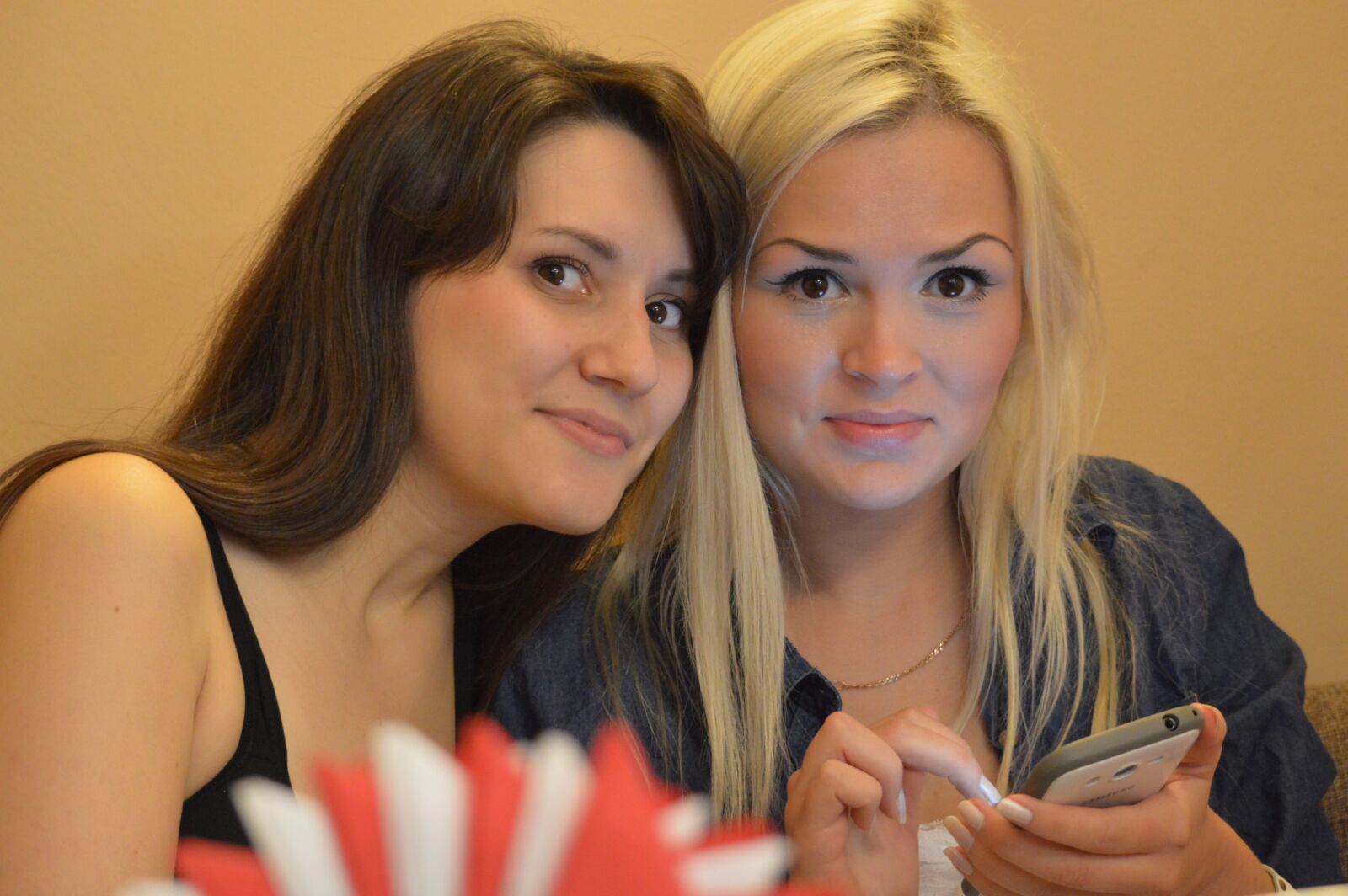 Nikon D3200 sample photo. Two girlfriends, look in photography