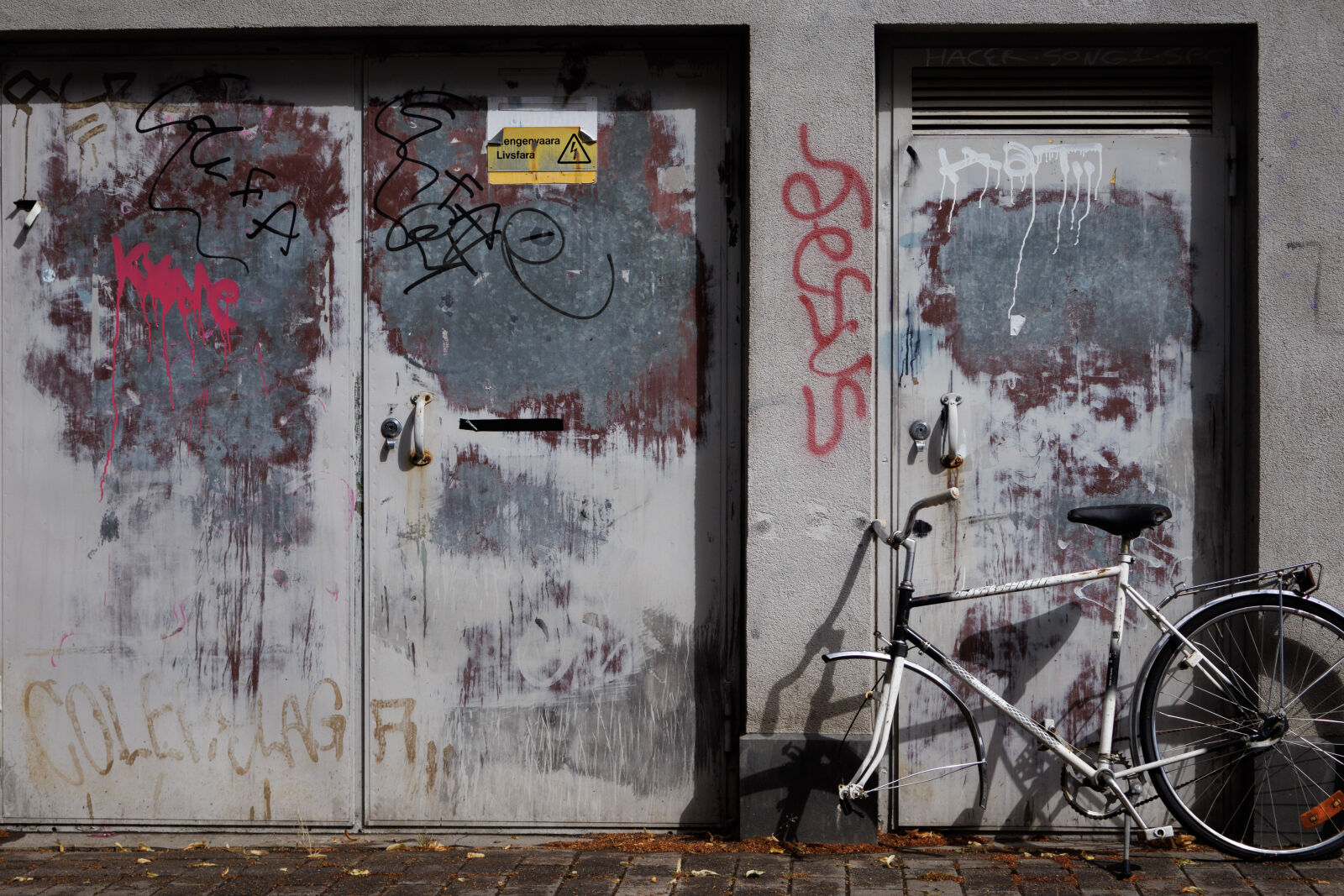 Canon EOS R10 + Canon RF-S 18-45mm F4.5-6.3 IS STM sample photo. Broken bicycle photography