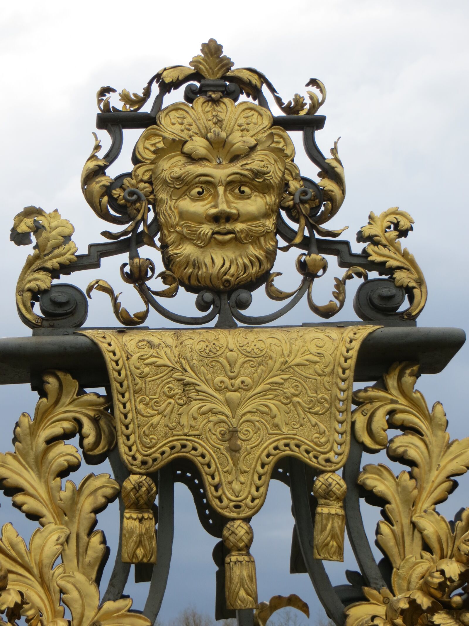 Canon PowerShot SX260 HS sample photo. Gate, gargoyle, garden photography
