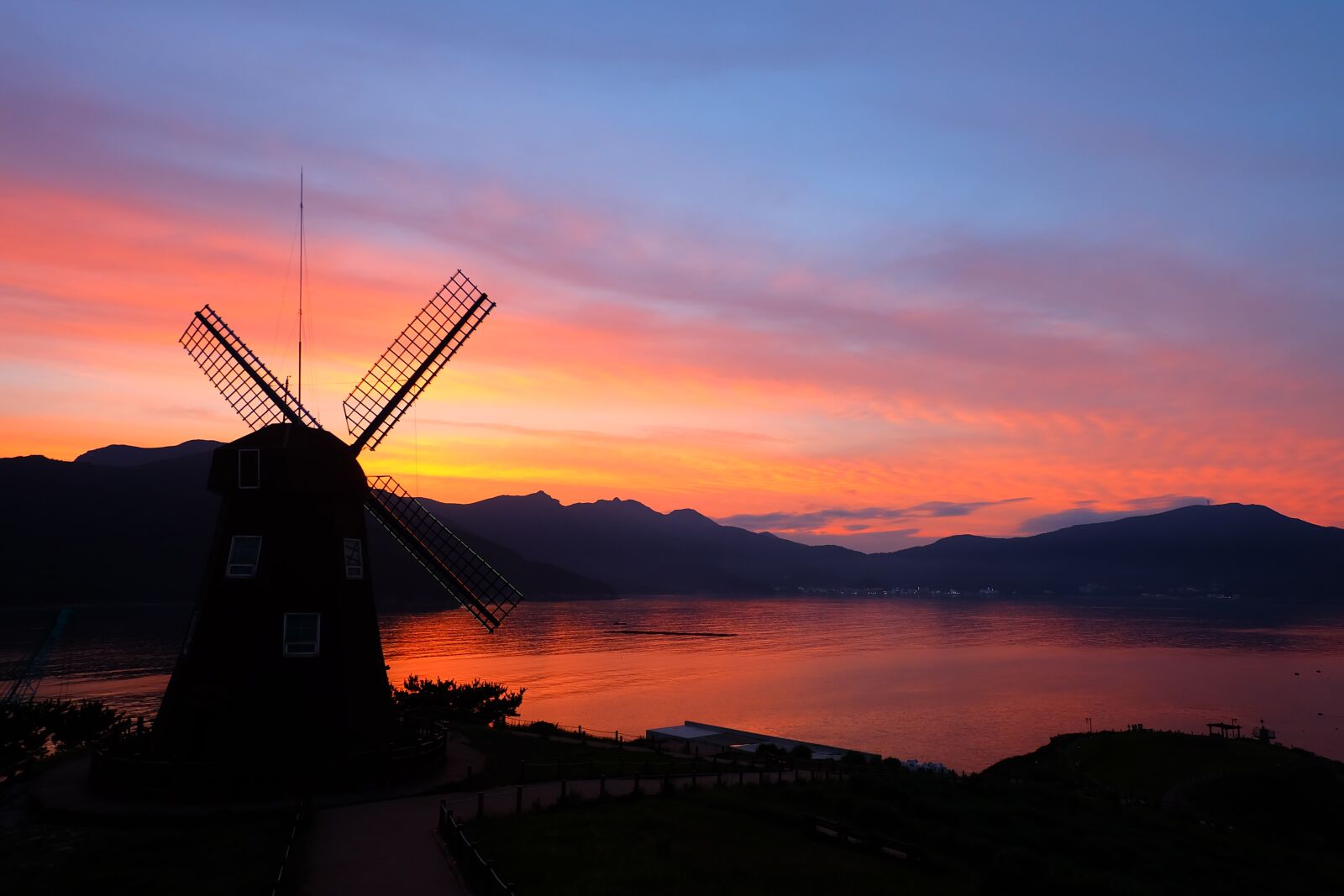 Fujifilm X-A2 + Fujifilm XC 16-50mm F3.5-5.6 OIS II sample photo. Windmill, sea, glow photography