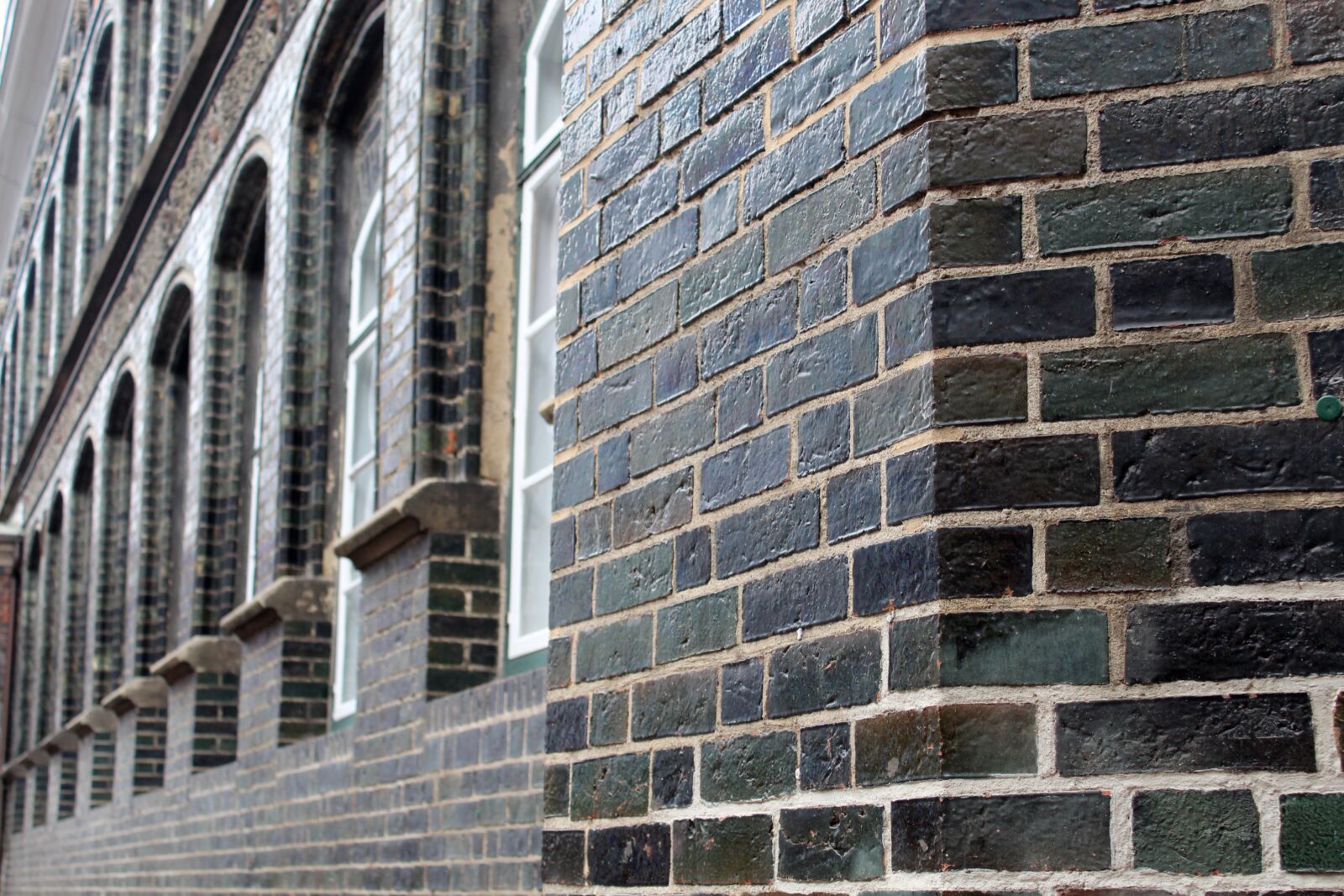 Canon EOS 1300D (EOS Rebel T6 / EOS Kiss X80) sample photo. Lübeck, wall, stones photography