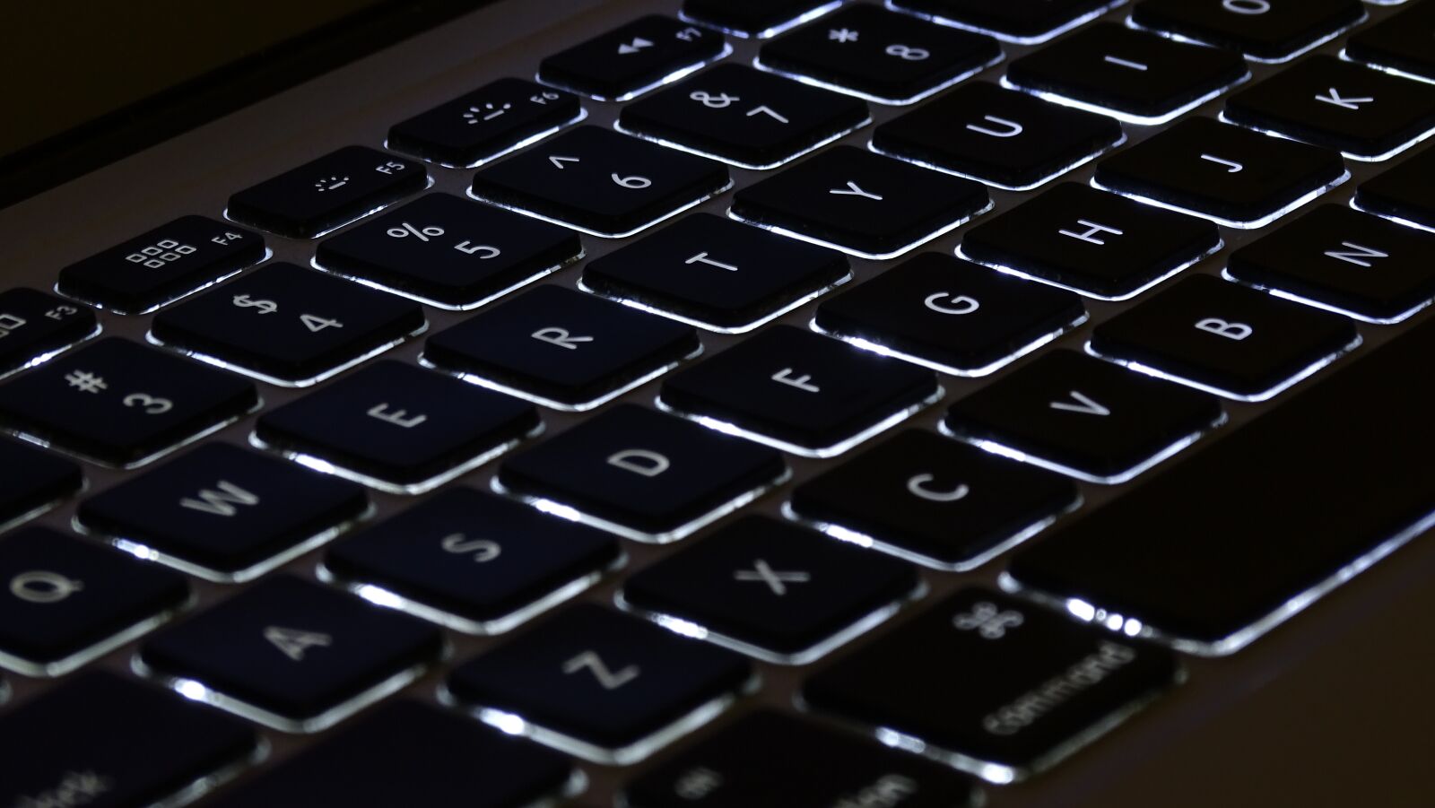 Sony Cyber-shot DSC-HX400V sample photo. Macbook, keyboard, lighting photography