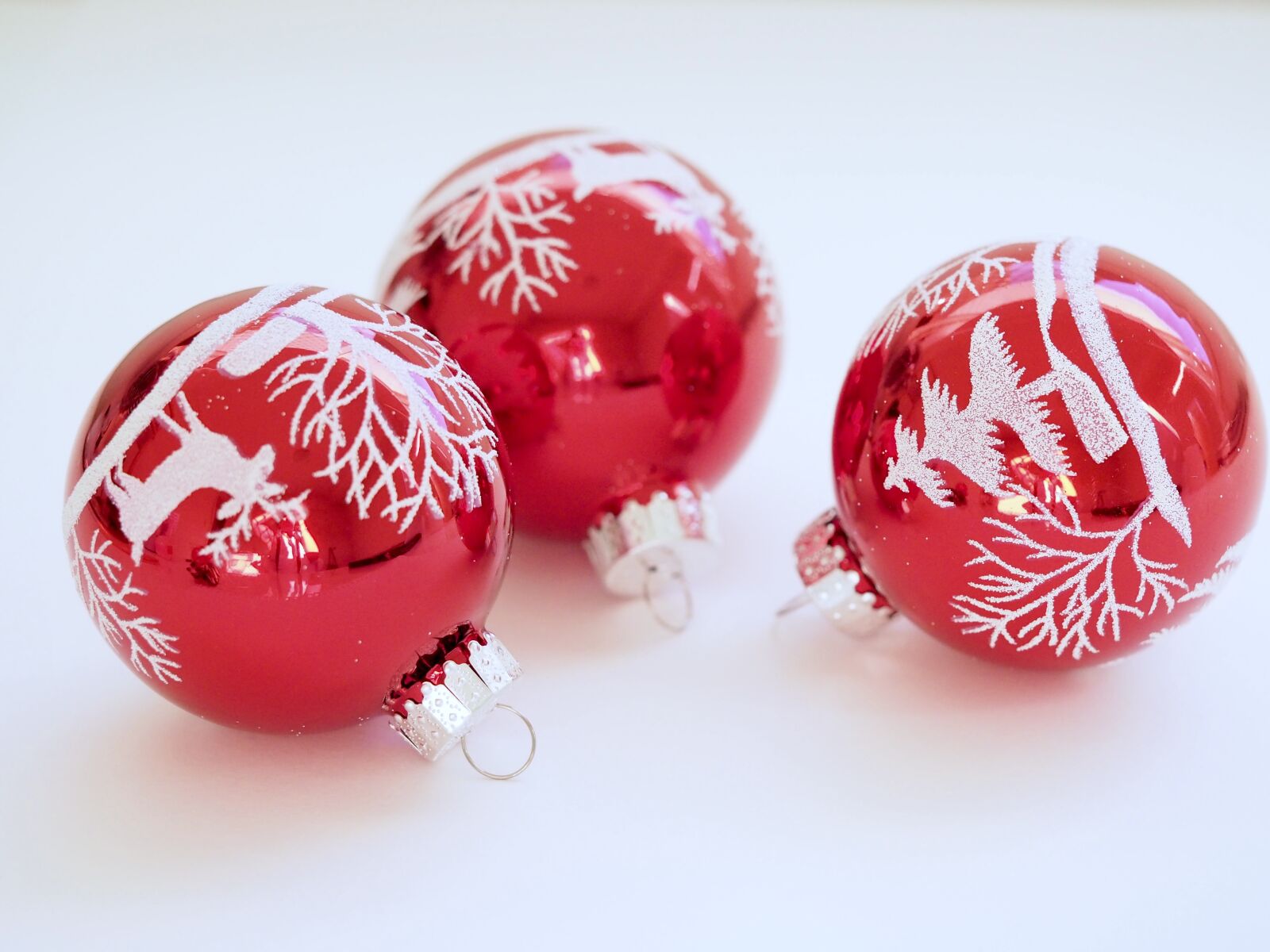 Olympus M.Zuiko Digital ED 60mm F2.8 Macro sample photo. Christmas, bauble, red photography