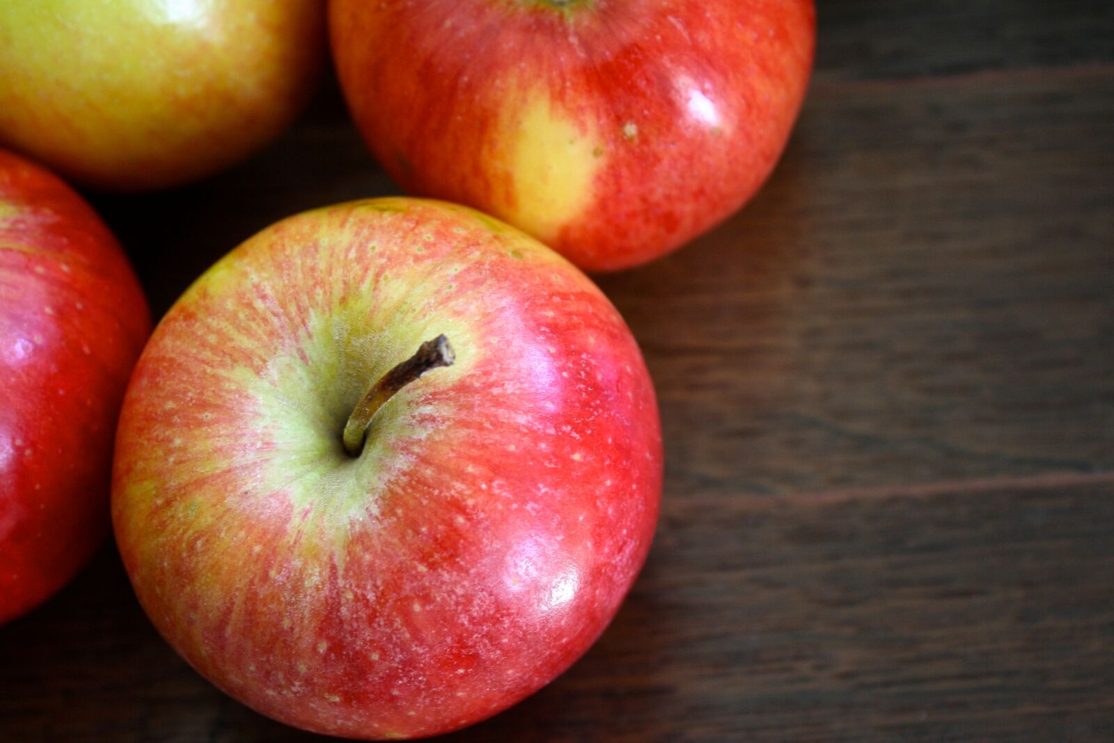 Canon EOS 1000D (EOS Digital Rebel XS / EOS Kiss F) sample photo. Apple, red, wood photography