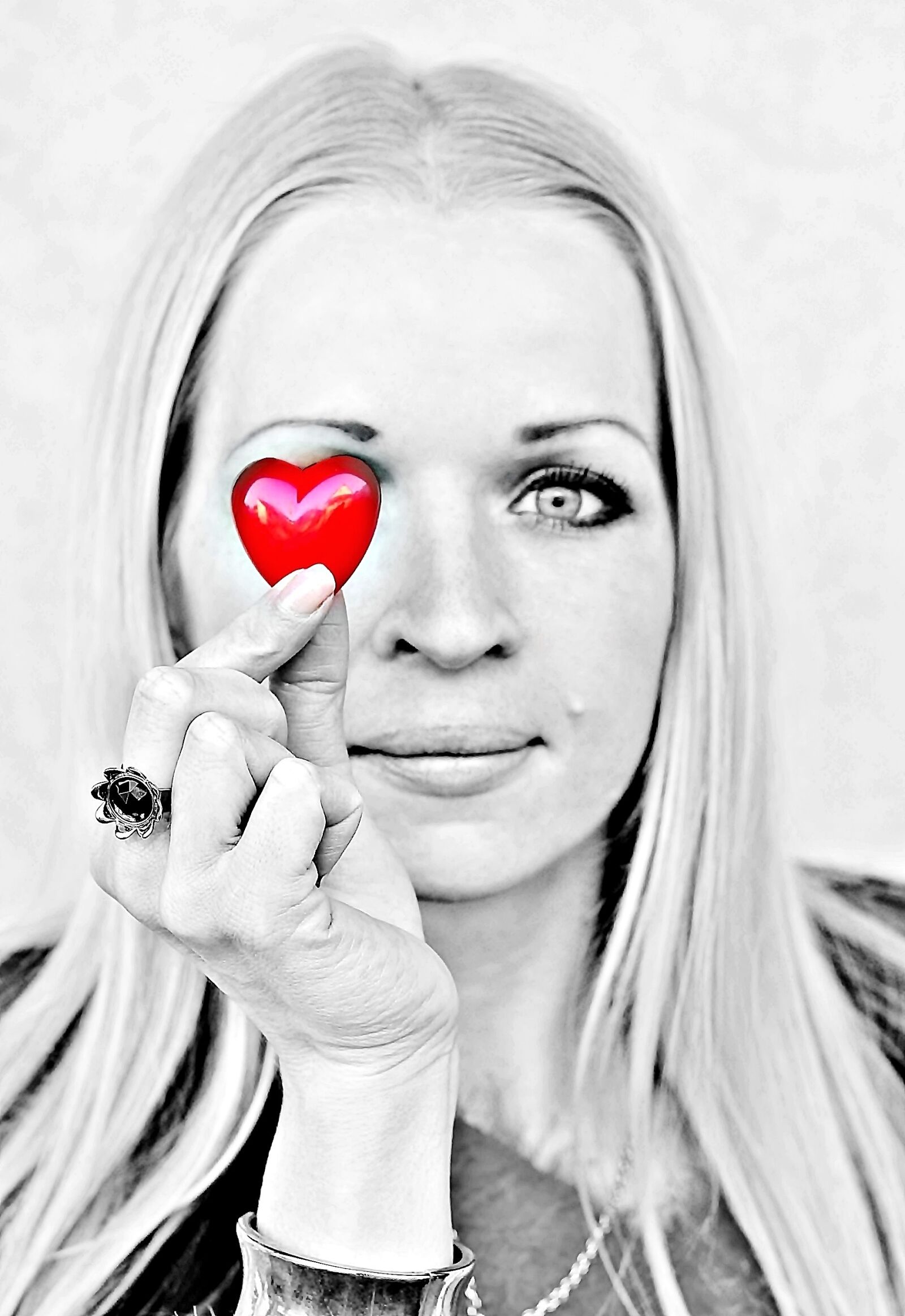Canon EOS 600D (Rebel EOS T3i / EOS Kiss X5) sample photo. Heart, black white, smile photography