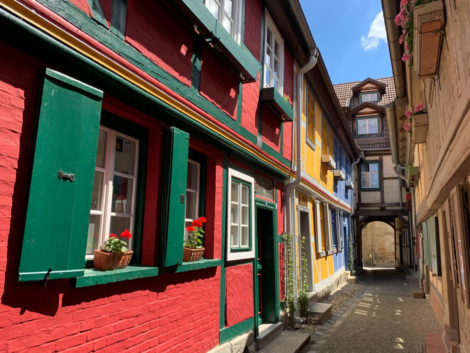 iPhone XR back camera 4.25mm f/1.8 sample photo. Quedlinburg, resin, architecture photography