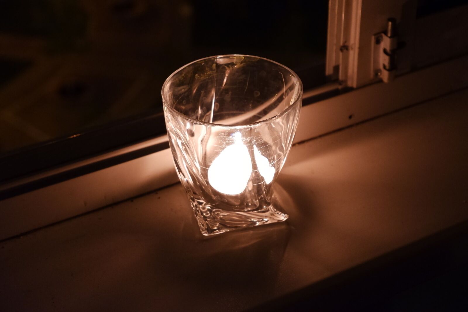 Fujifilm XC 15-45mm F3.5-5.6 OIS PZ sample photo. Candle, window sill, candles photography
