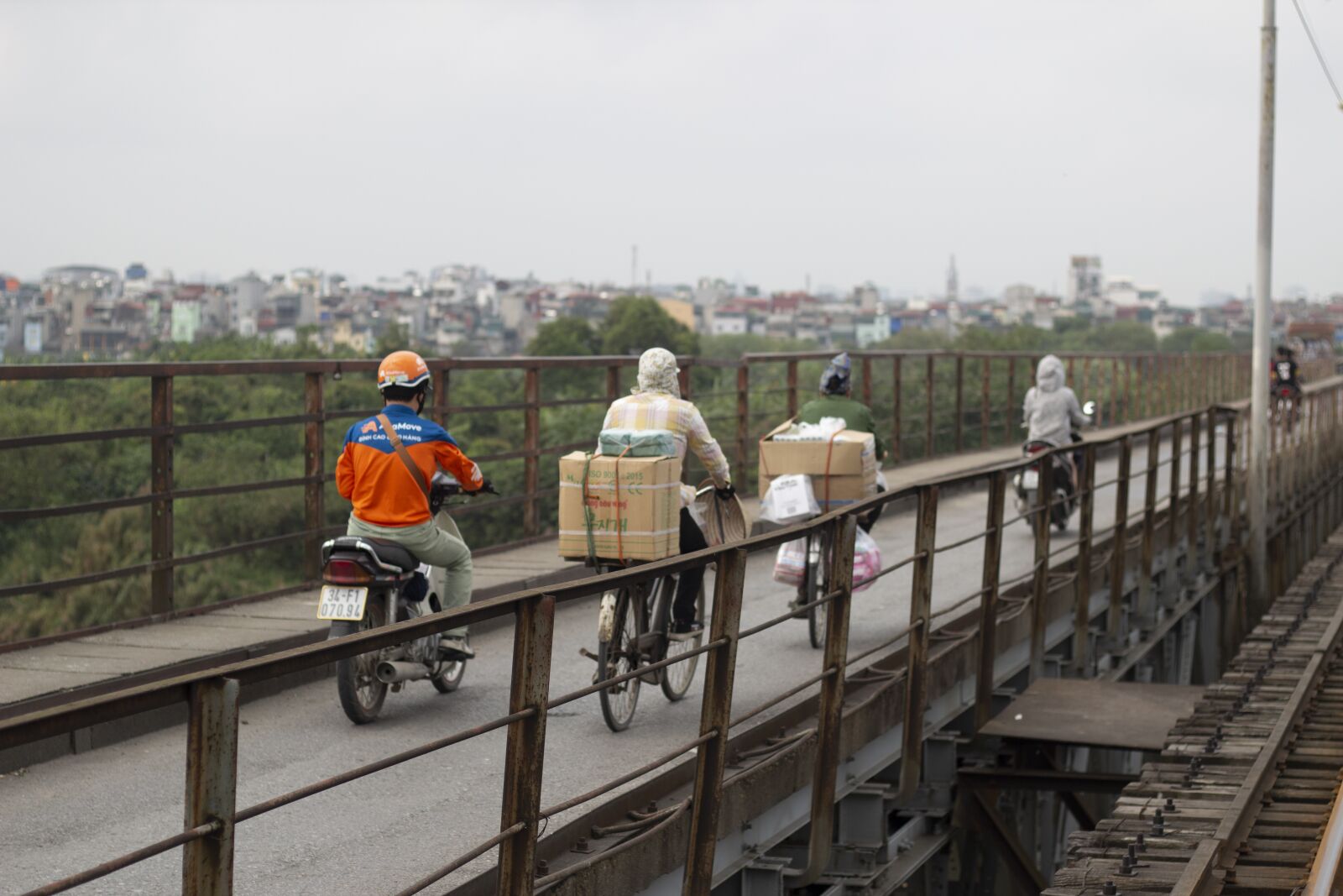 Canon EOS 600D (Rebel EOS T3i / EOS Kiss X5) + Canon EF 50mm F1.8 STM sample photo. Long bien bridge, sky photography