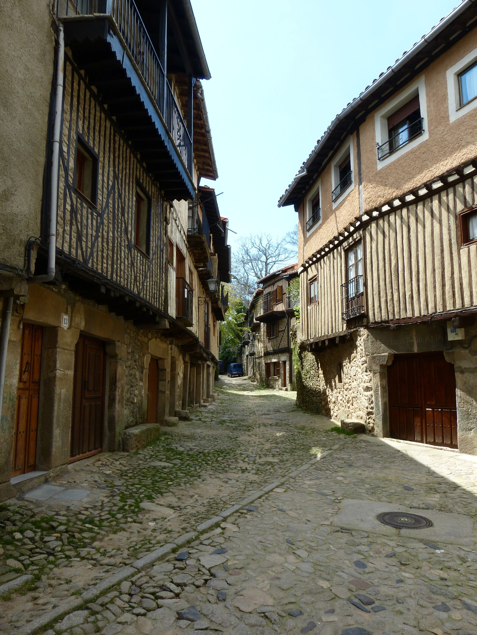 Panasonic Lumix DMC-FZ150 sample photo. Street, old, houses photography