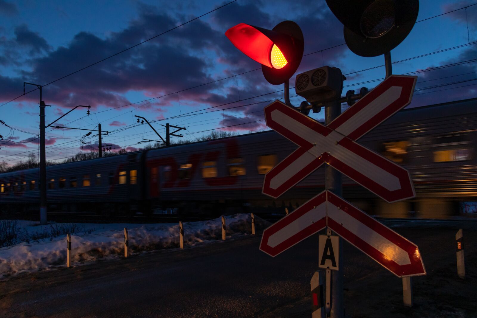 Canon EF-S 18-135mm F3.5-5.6 IS USM sample photo. Railway, railway crossing, traffic photography