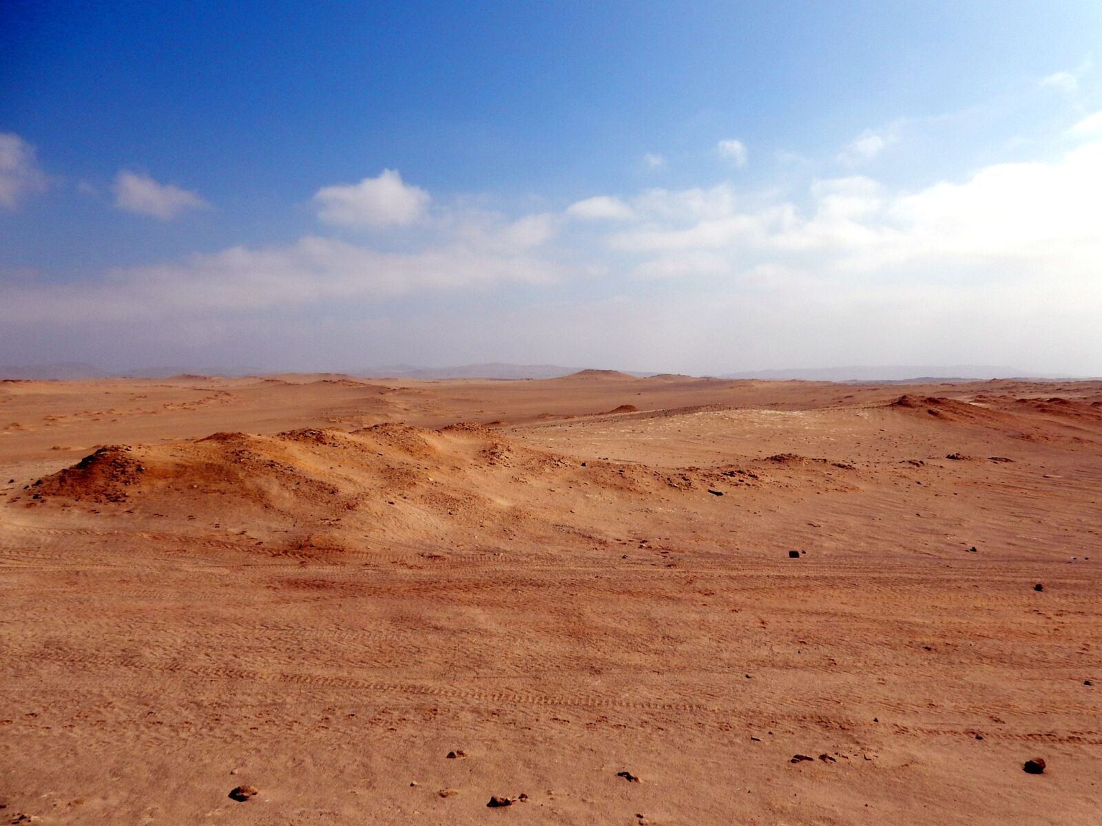 Nikon Coolpix S9900 sample photo. Peru, desert, wheel sand photography