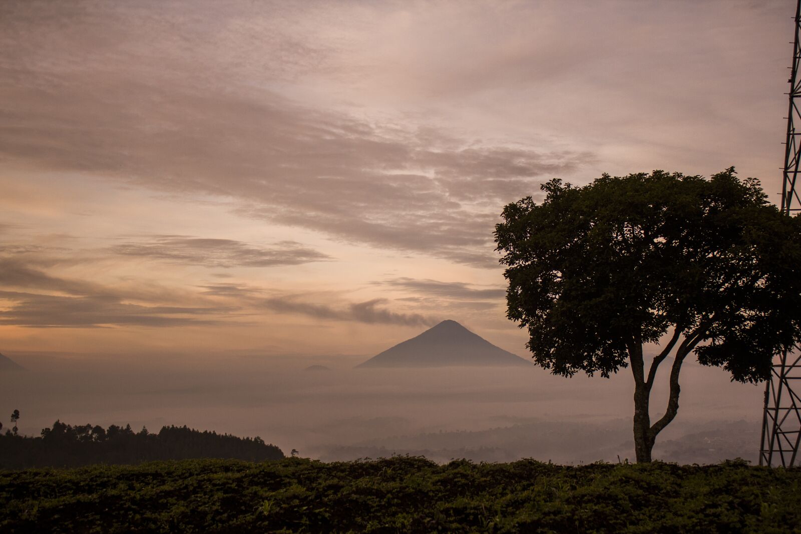 Canon EOS 600D (Rebel EOS T3i / EOS Kiss X5) sample photo. Guatemala, volcano, dawn photography